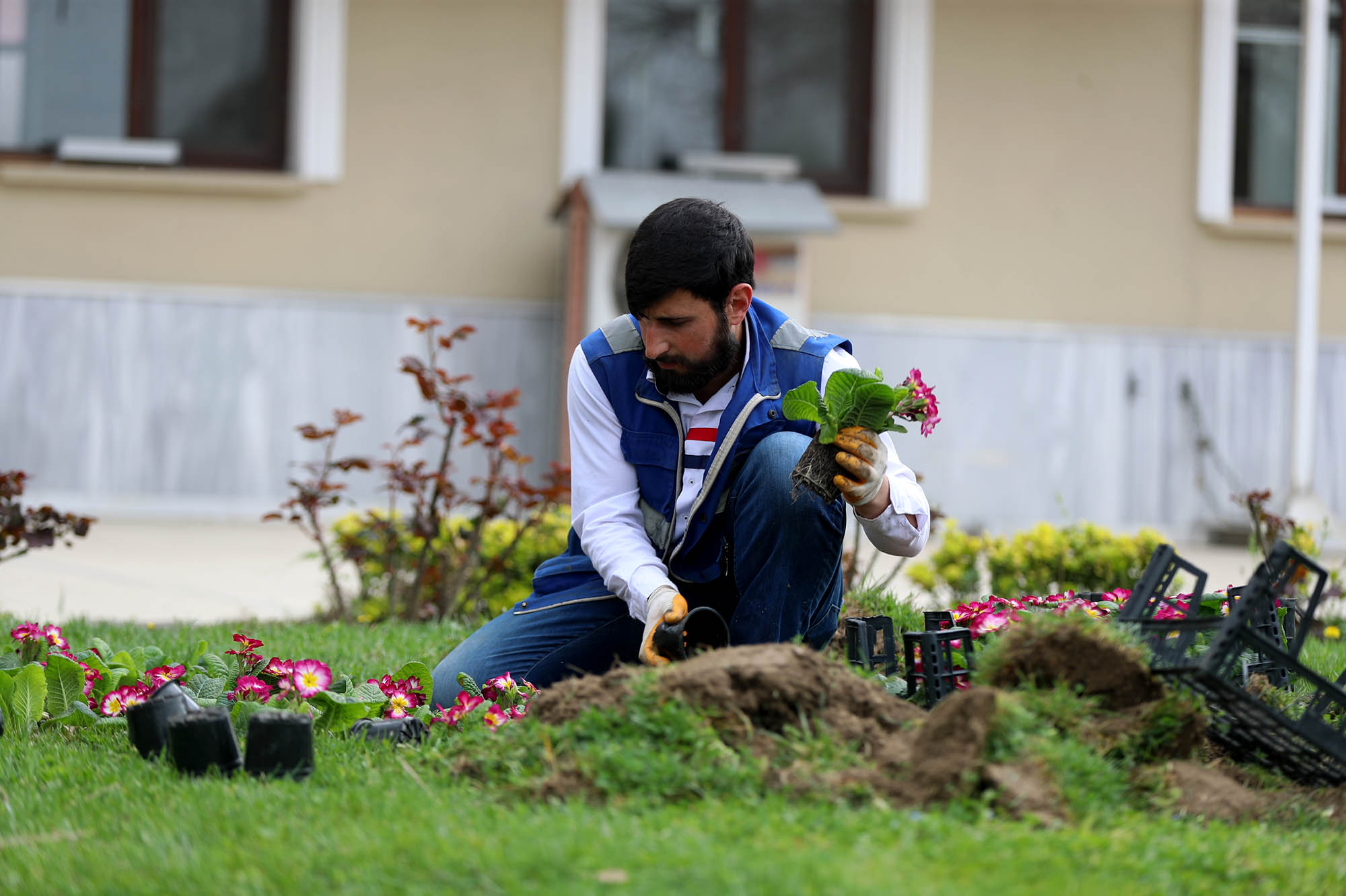 Büyükşehir’in dokunuşuyla camiler bayram öncesi çiçek açıyor