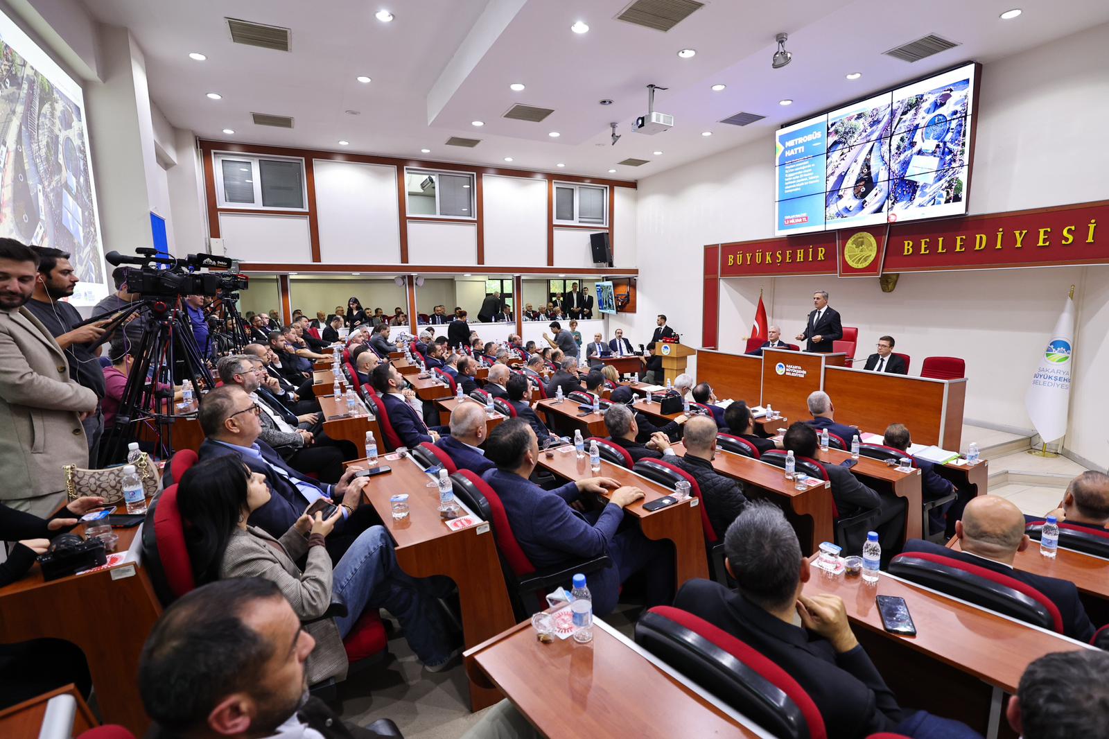 “Aynı anda her alanda yatırım ve hizmeti şehrimizle buluşturuyoruz”