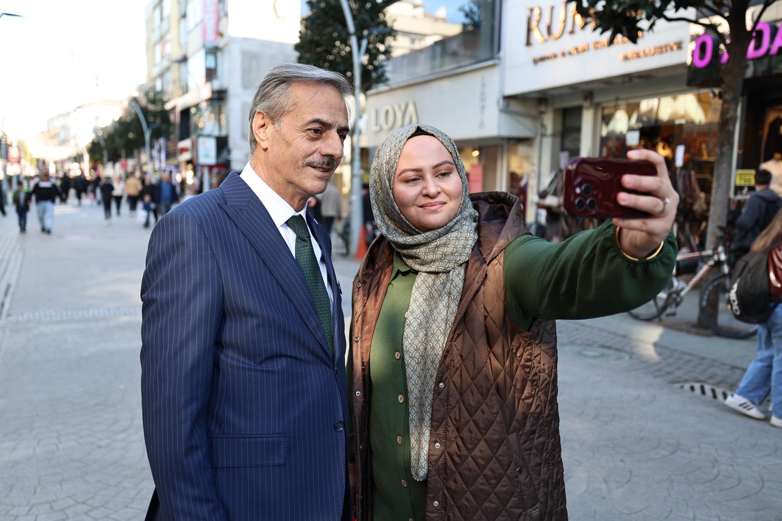 “Vatandaşlarla kucaklaştı, talepleri dinledi, Ramazan ayını tebrik etti”