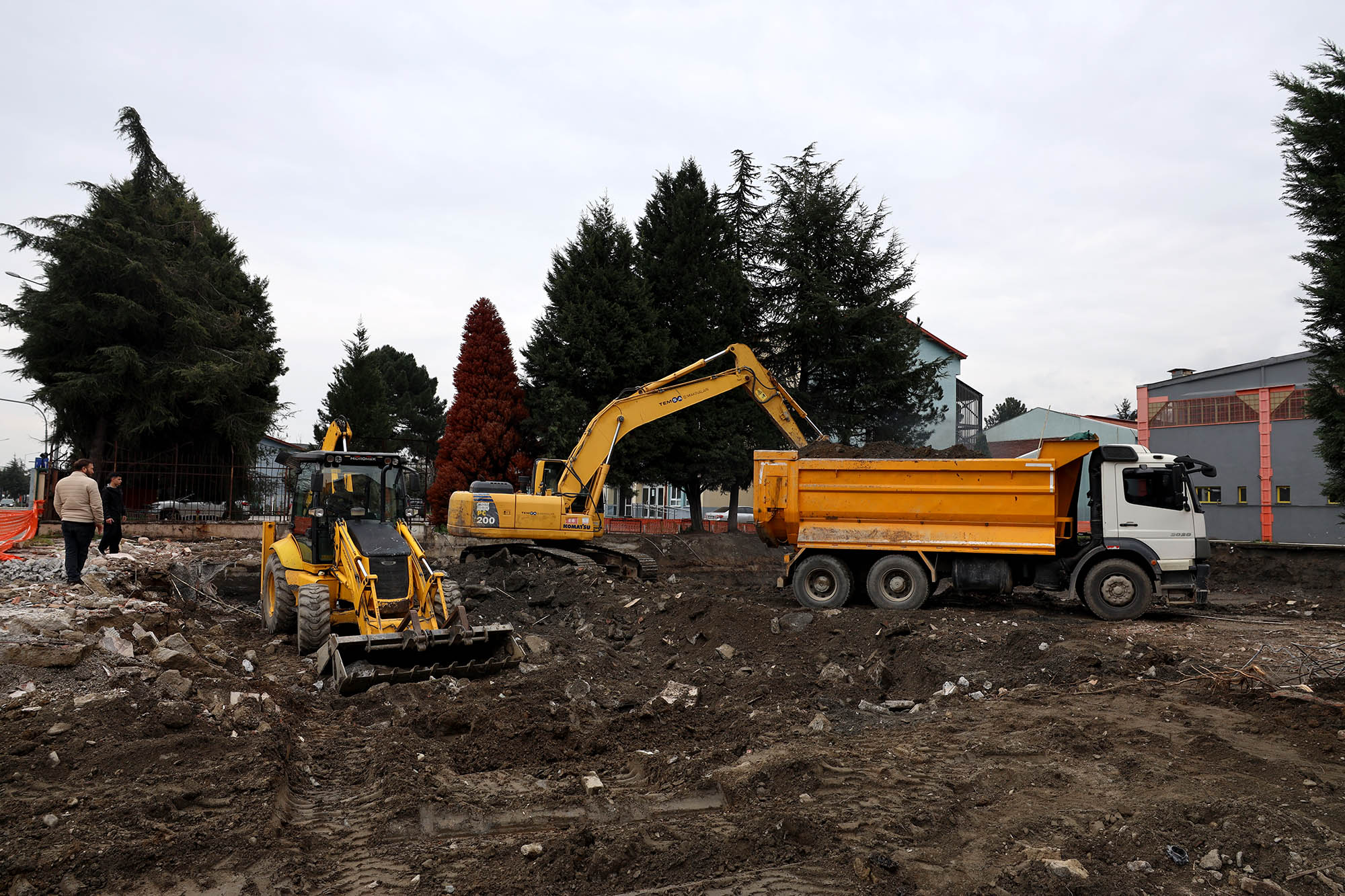 Gençlerin buluşma noktası olacak Sapanca Spor Salonu’nda çalışmalar başladı