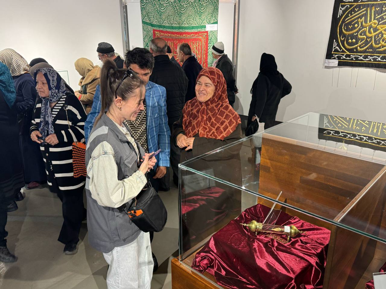 Hz. Muhammed’in mukaddes emanetleriyle hayatlarında ilk kez buluştular