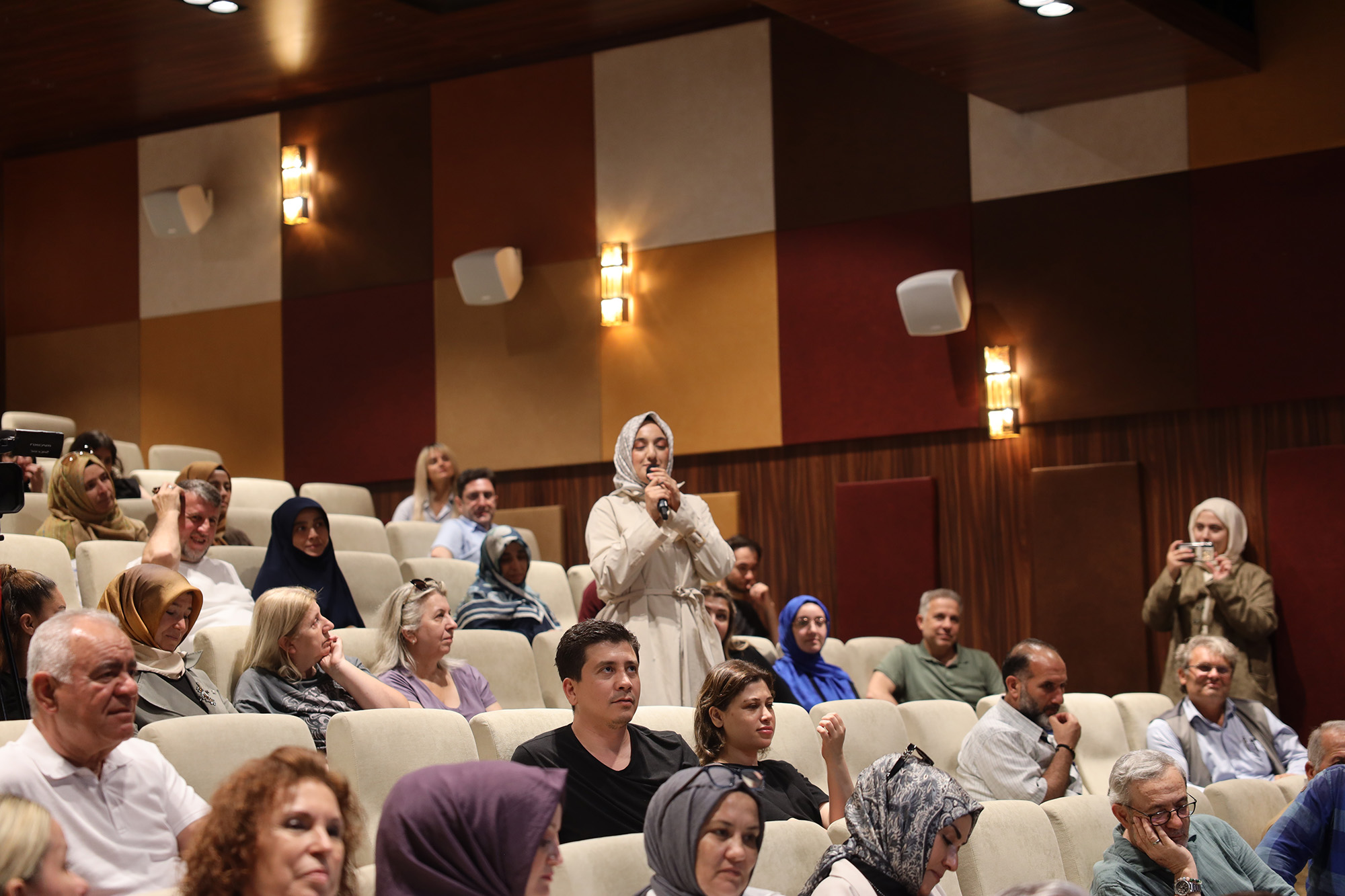 Prof. Dr. Nabi Avcı AKM’de konuştu: “Modern dünyanın bunalımını insan merkezli bakış aşar”