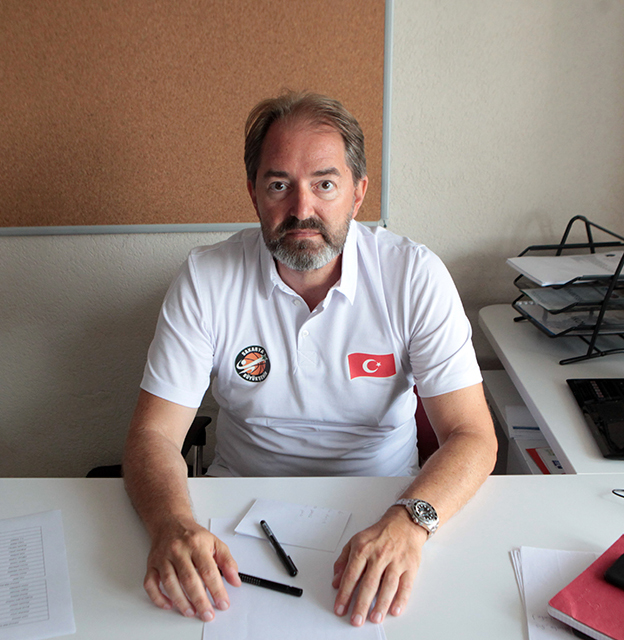 Dev Adamlar Parkeye İndi