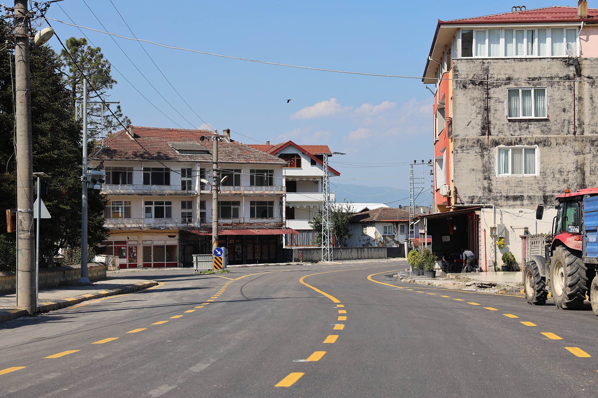 Akyazı’nın 3 mahallesi sıcak asfaltta buluştu: 8 kilometrelik güzergah sil baştan yenilendi