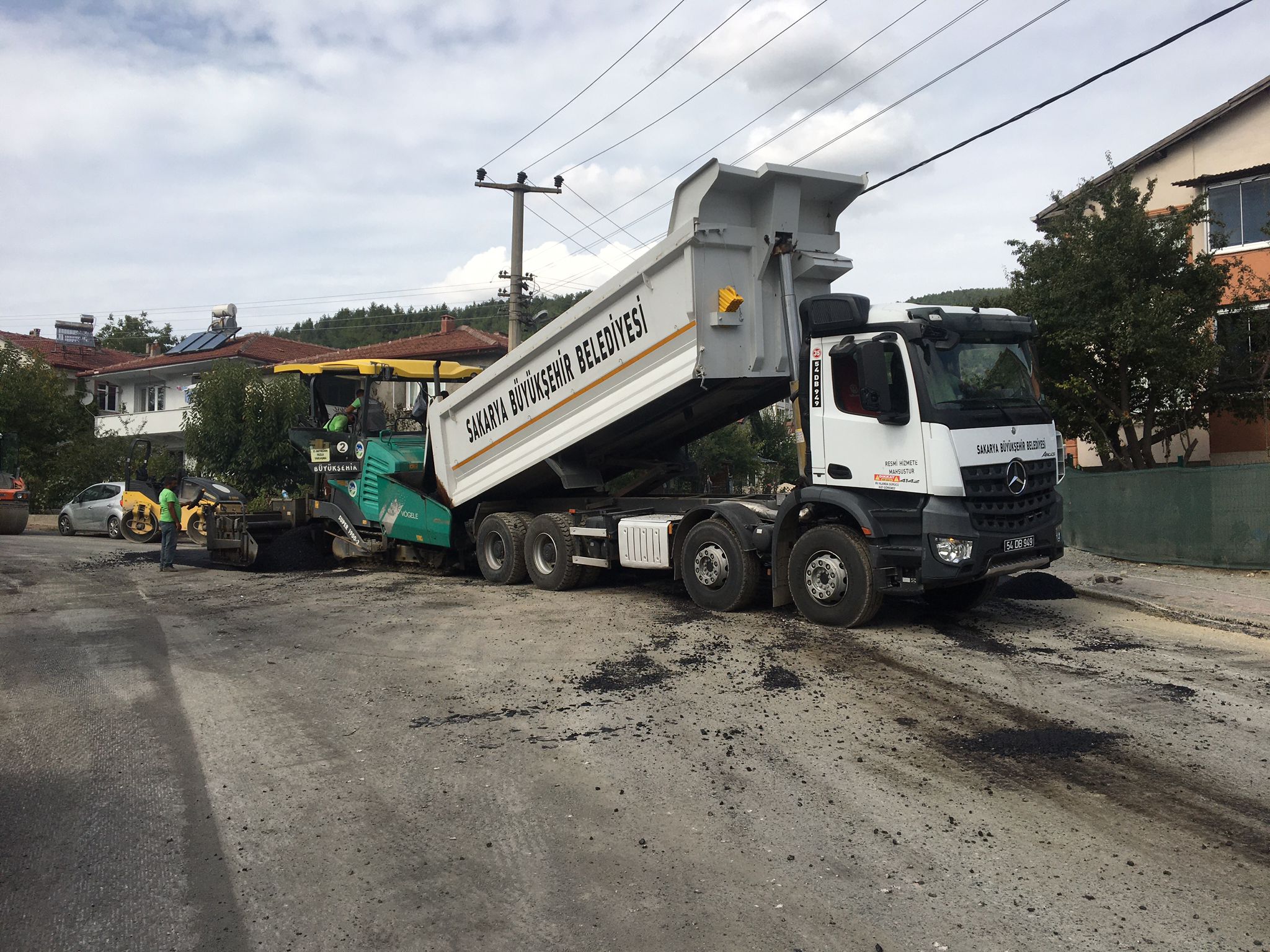 Büyükşehir Taraklı’da 2 kilometrelik caddeyi yeniliyor