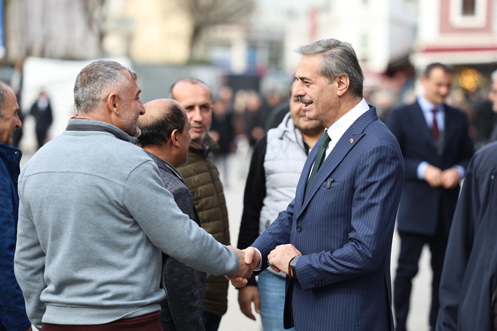 “Vatandaşlarla kucaklaştı, talepleri dinledi, Ramazan ayını tebrik etti”