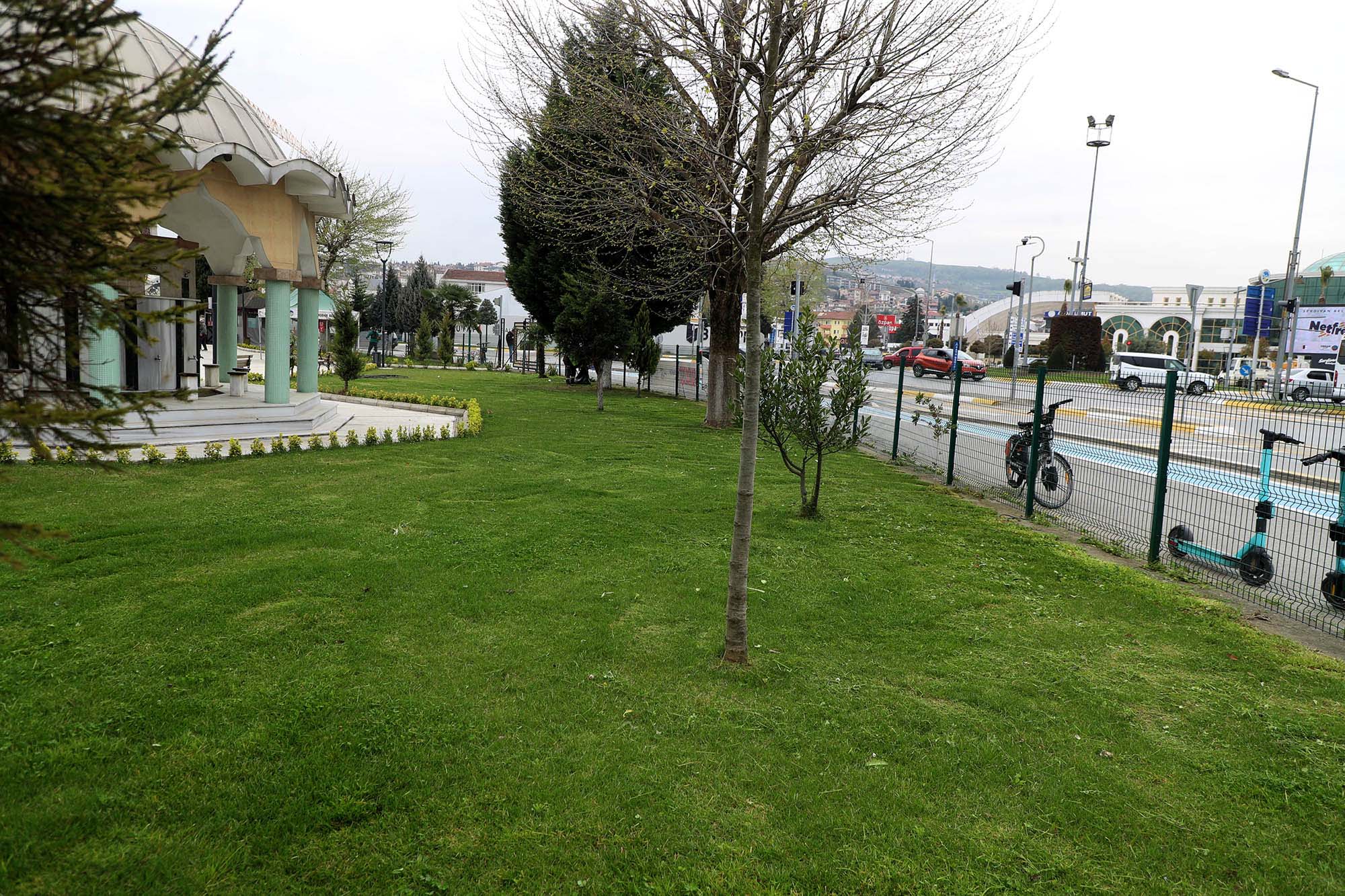 Büyükşehir’in dokunuşuyla camiler bayram öncesi çiçek açıyor