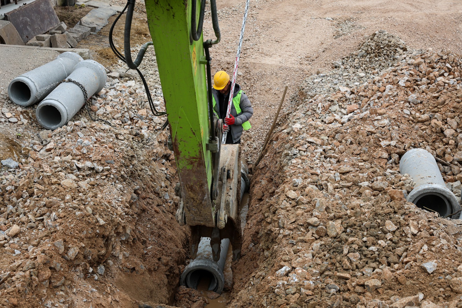Arifiye Hanlı Mahallesi’ne yeni yağmur suyu ve atık su altyapısı kazandırılıyor