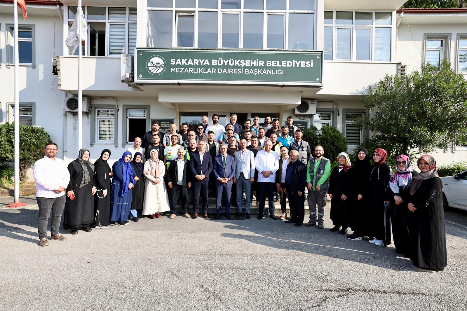 Büyükşehir’den mezarlıklarda bayram hazırlığı: 1500 mezarlıkta kapsamlı bakım yapıldı