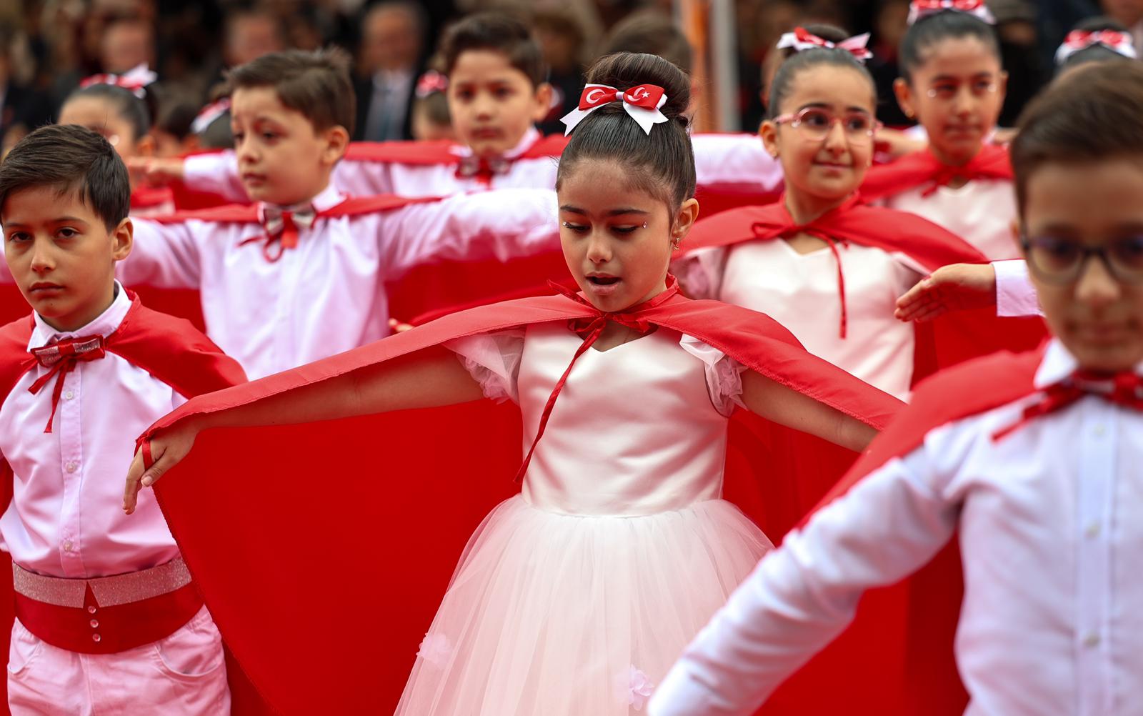 Alemdar miniklerin 23 Nisan coşkusuna ortak oldu: “Tüm çocuklarımızın bayramı kutlu olsun”