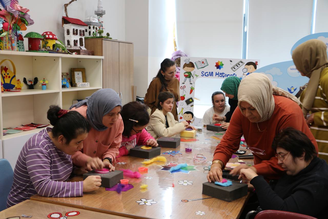 Engelsiz yüreklere yeşil-siyah ve eğlence dolu bir ev sahipliği