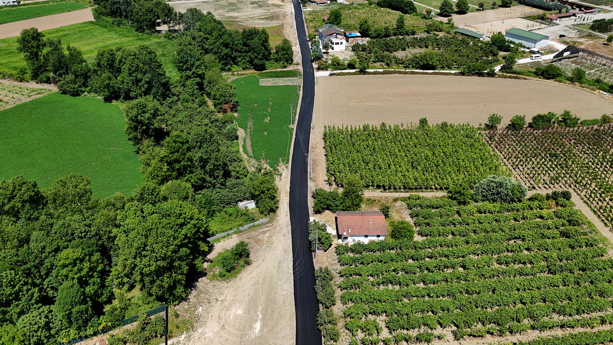 Arifiye’nin iki büyük mahallesini bağlayan yol Büyükşehirle sil baştan
