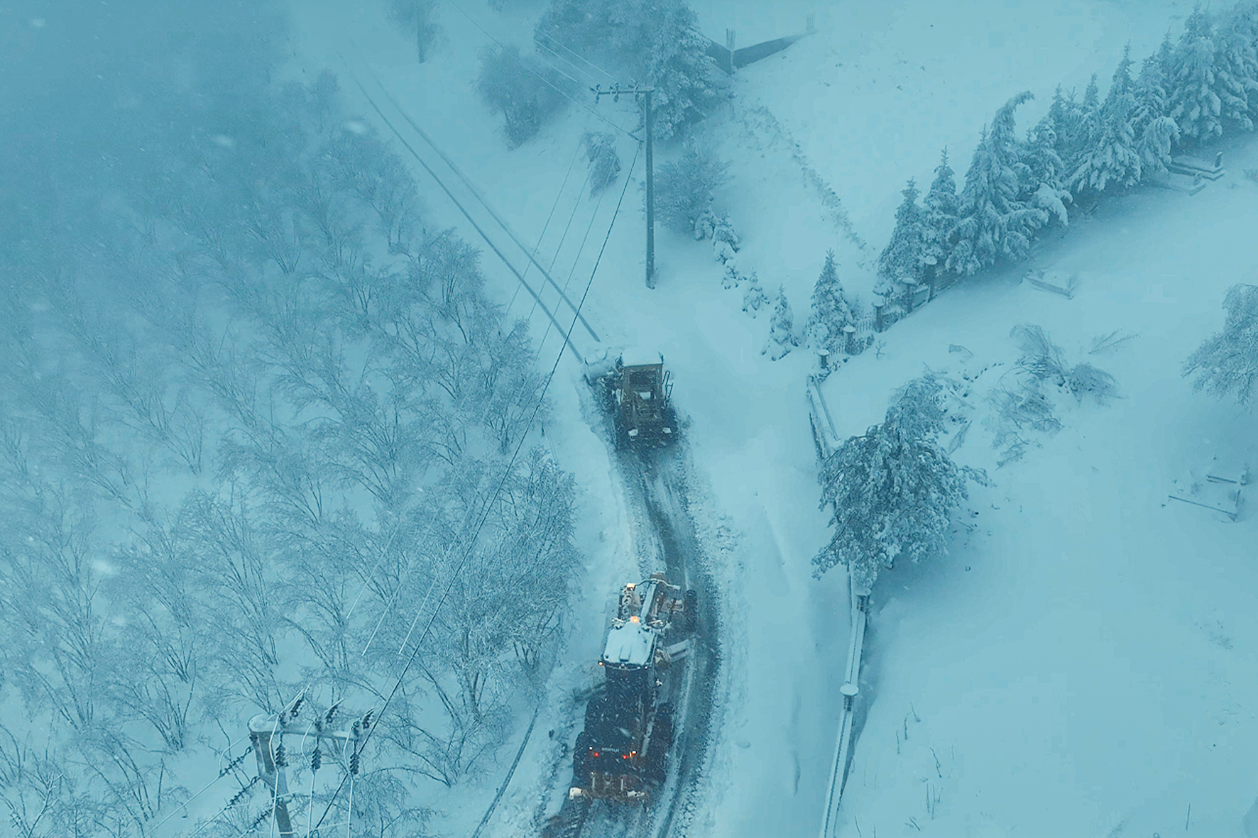 Büyükşehir’den 5 ilçede kar mesaisi: 35 kapalı grup yolunda 34'ü açıldı