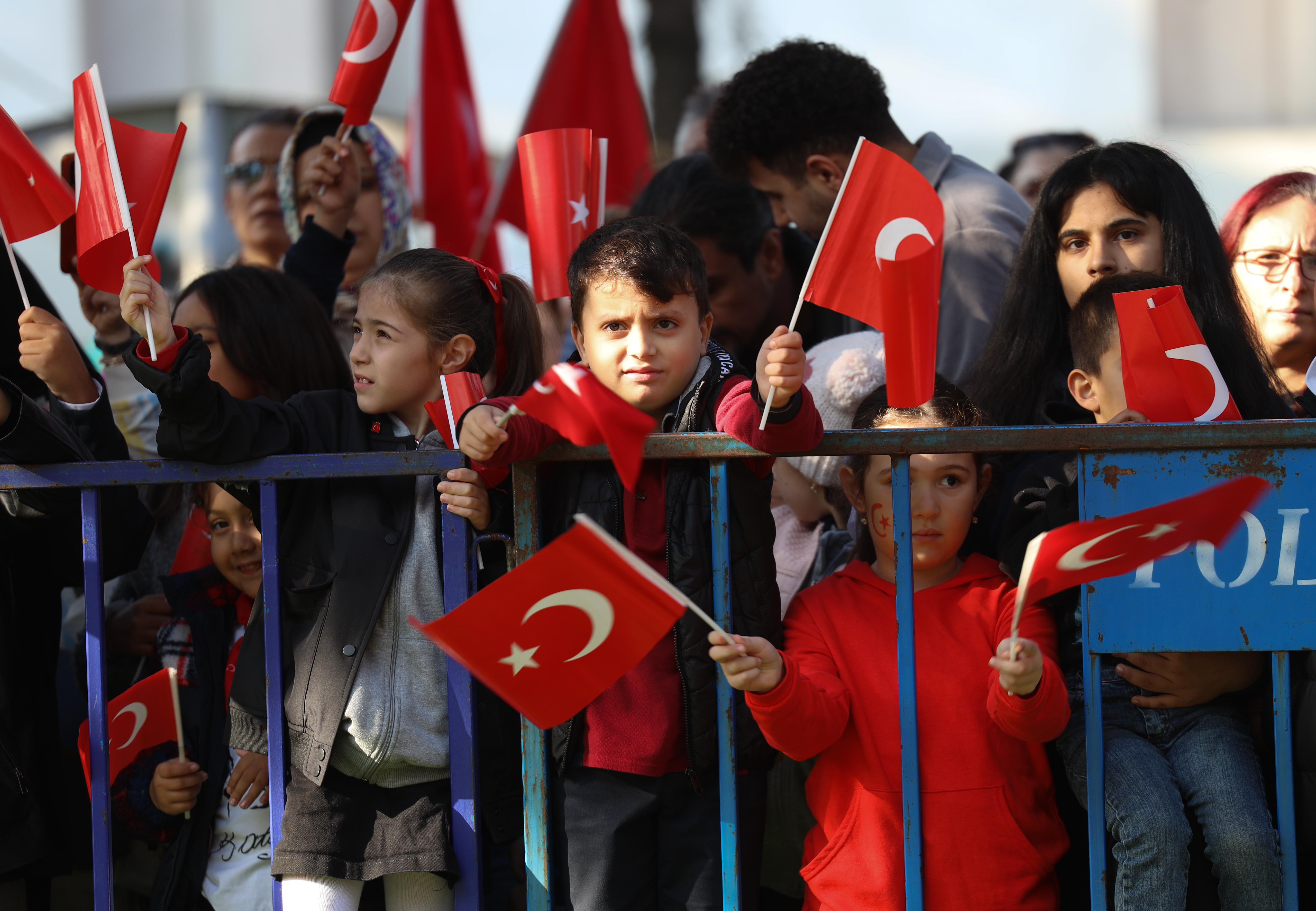 Yusuf Alemdar bulvara sığmayan bayram coşkusuna ortak oldu: “İlelebet nice yüzyıllara…”