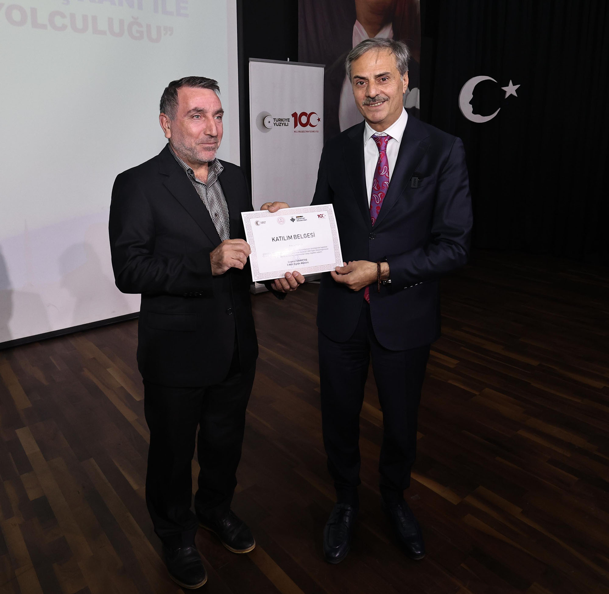 “İnşa edilecek yeni ve güçlü Sakarya’da gençlerimiz kendi hikâyesini yazacak”