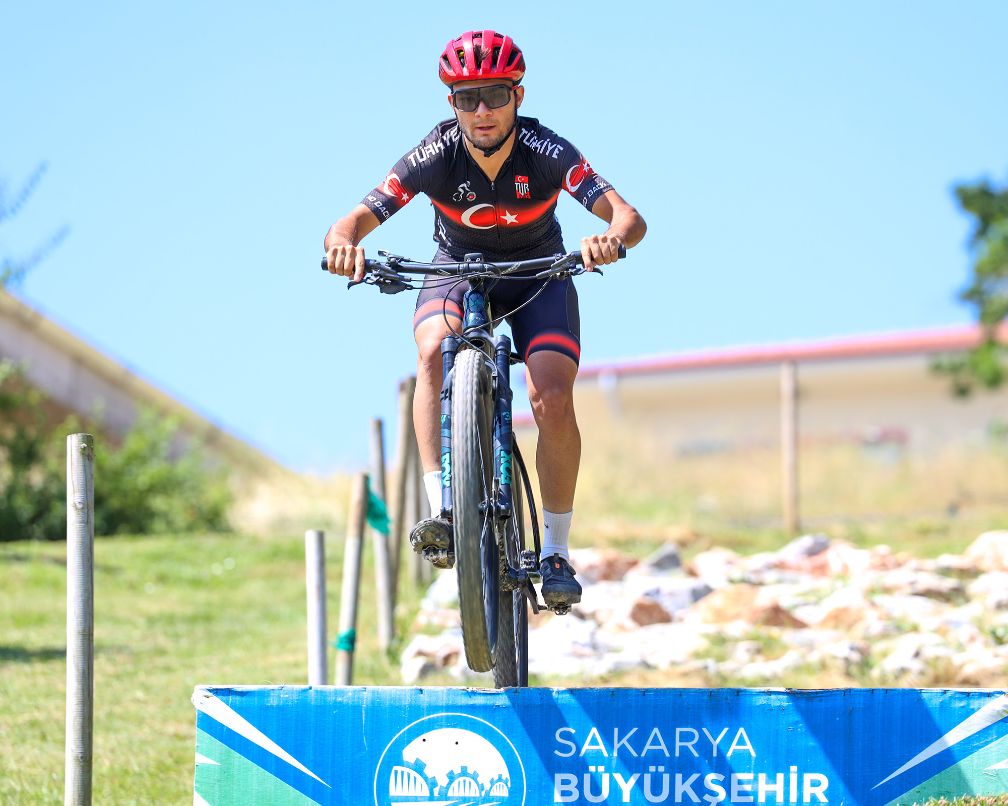 Milli pedallar dünyanın en heyecanlı yarışında, Sakarya’da pedal çevirecek: “Tüm Sakarya’yı Ay Yıldızlı bayrağa desteğe çağırıyoruz”