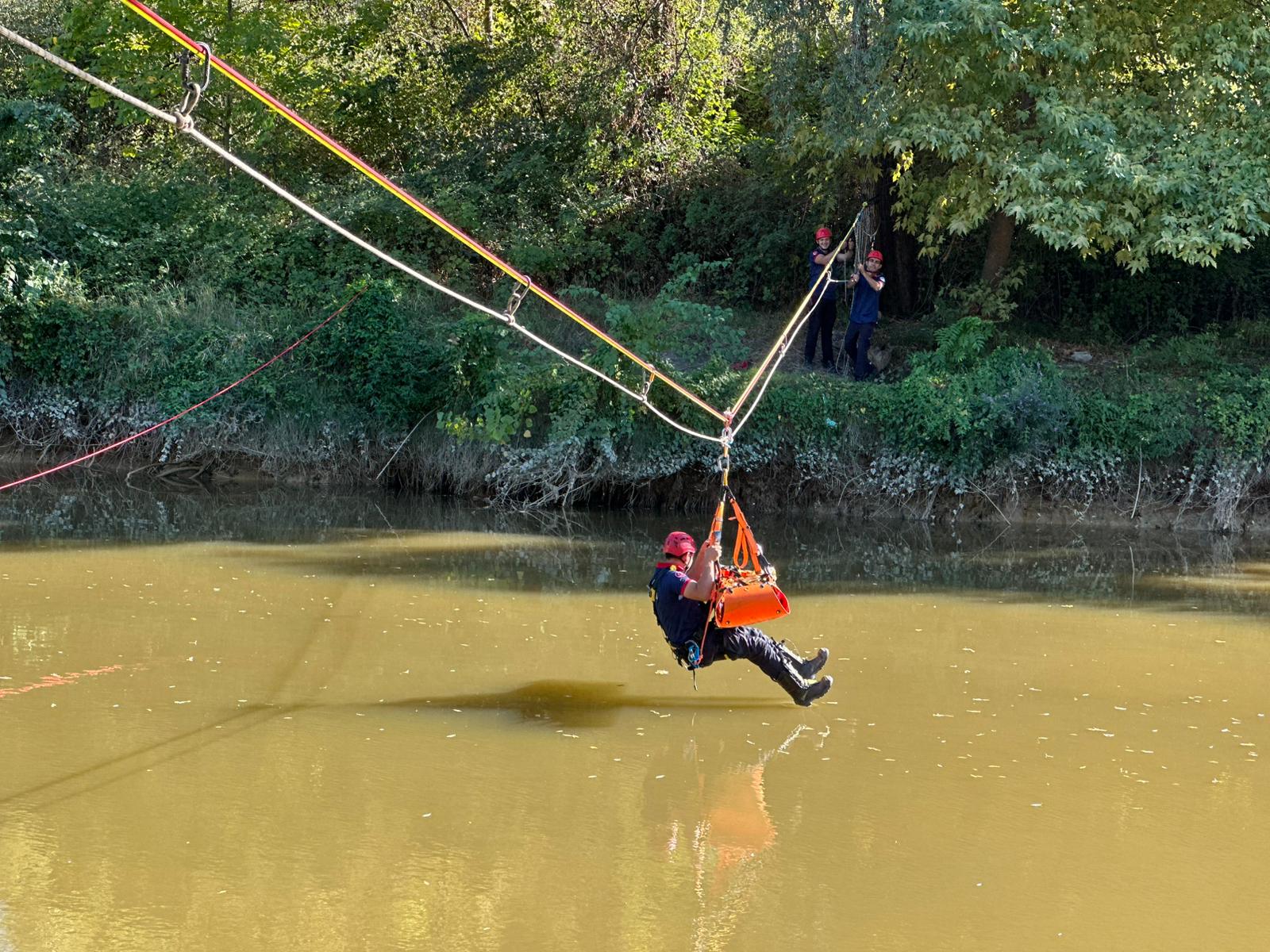 Büyükşehir’in itfaiyecileri Sakarya Nehri üzerinde nefes kesti