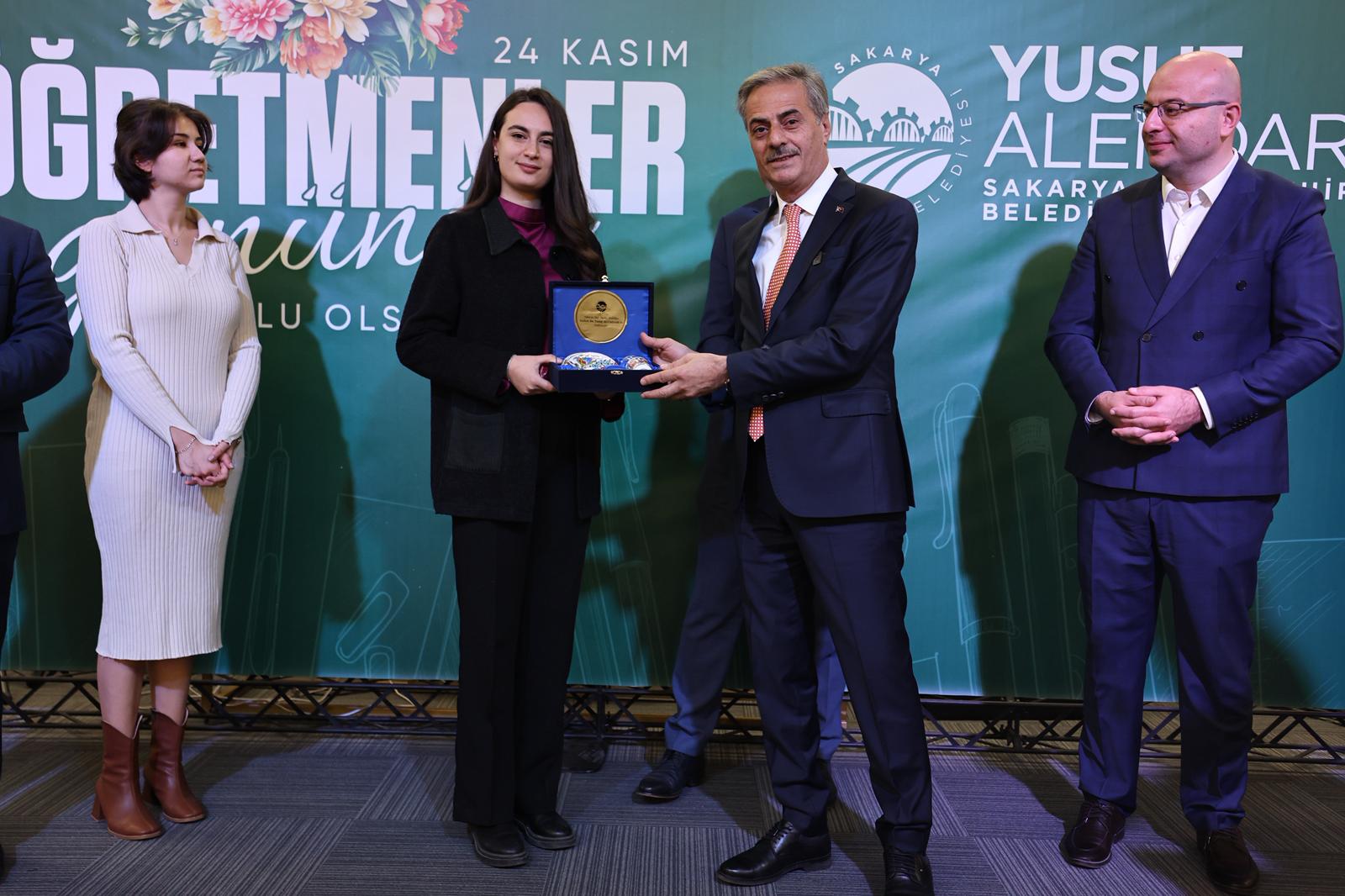 “Şehrimizde eğitime katkı sunacak projeleri bir bir hayata geçiriyoruz”