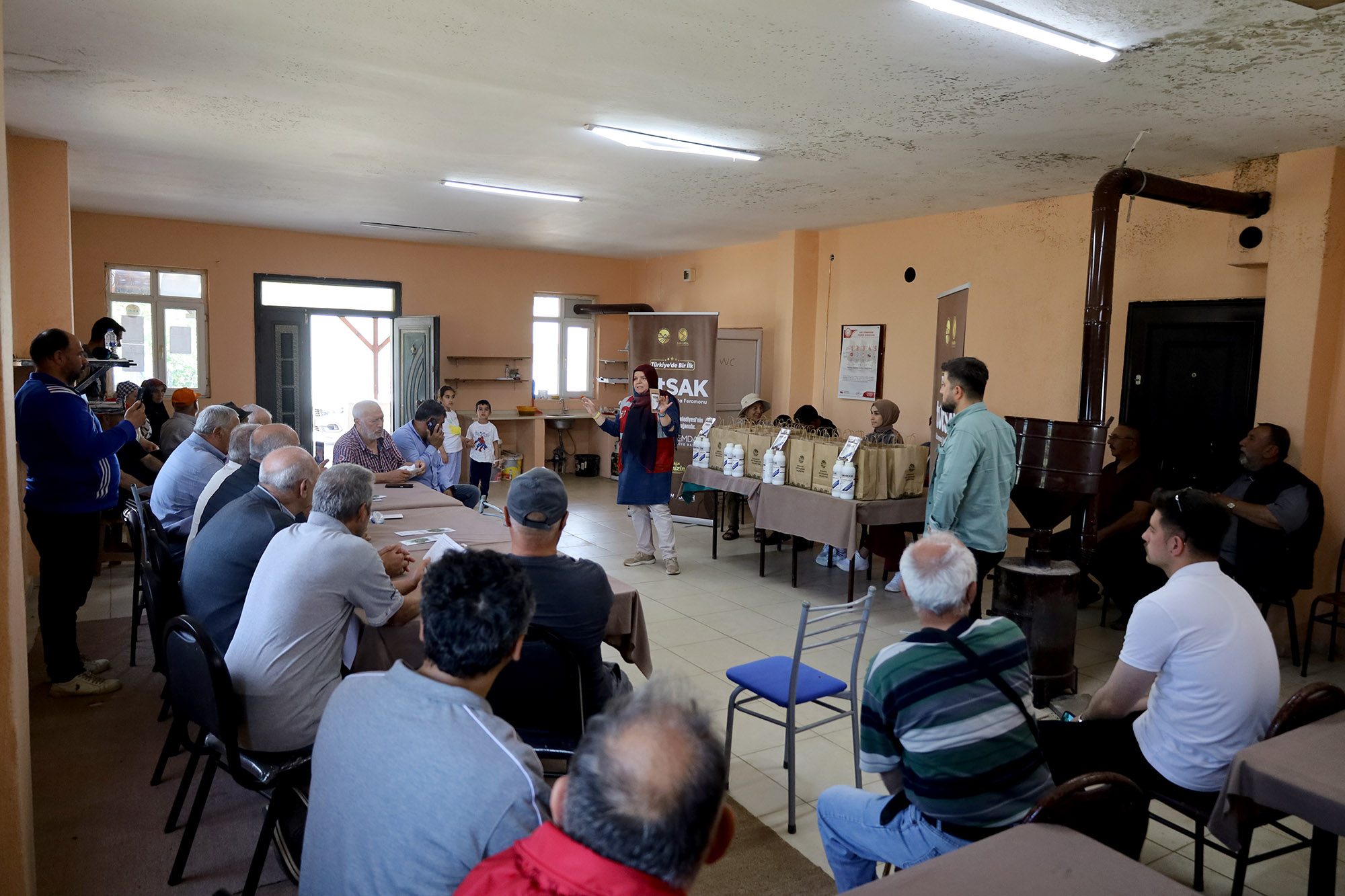 Sakarya’da kahverengi kokarca kabusuyla mücadele başladı: Büyükşehir ekibi sahada çiftçilere feromon tuzağı ulaştırıyor