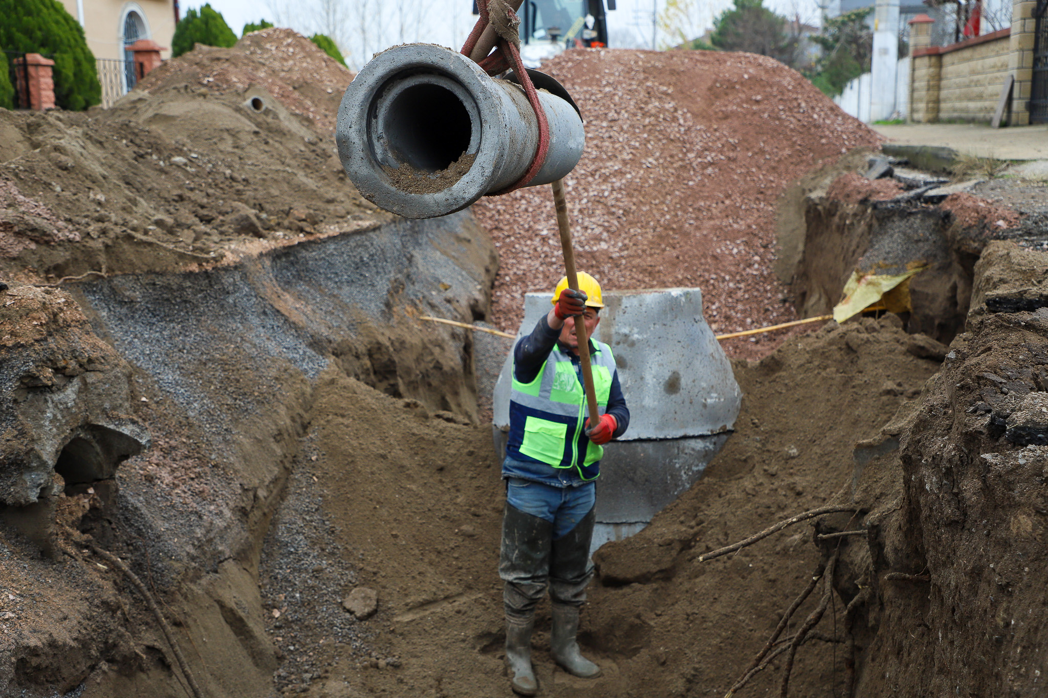 Söğütlü’nün 25 kilometrelik altyapı projesinde çalışmalar hızlandı: 2 cadde trafiğe kapatıldı