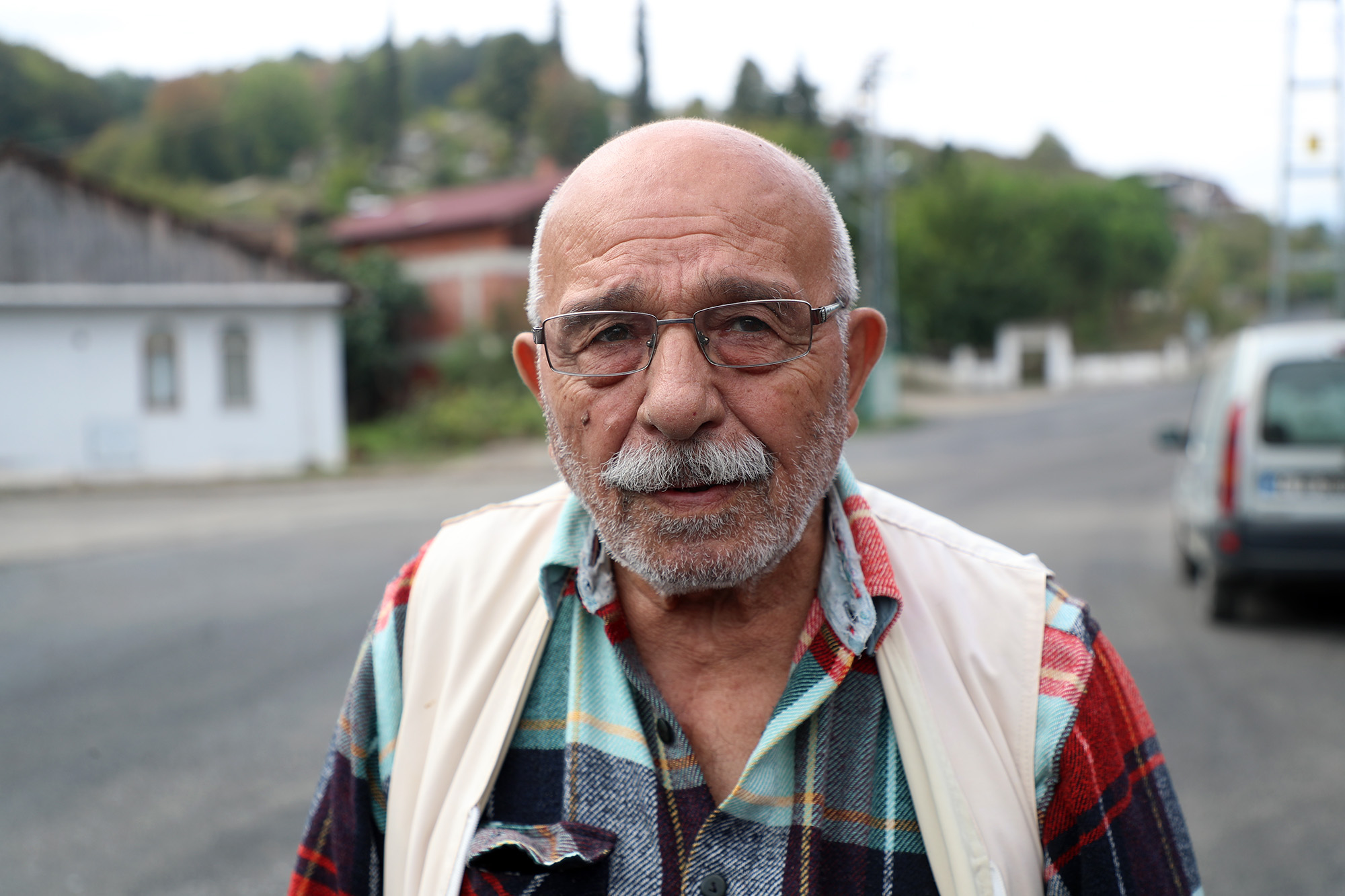 Akyazı’da binlerce kişiyi ilgilendiren asfalt hamlesi: Tablo gibi işlenen yolları sevinçle karşıladılar 