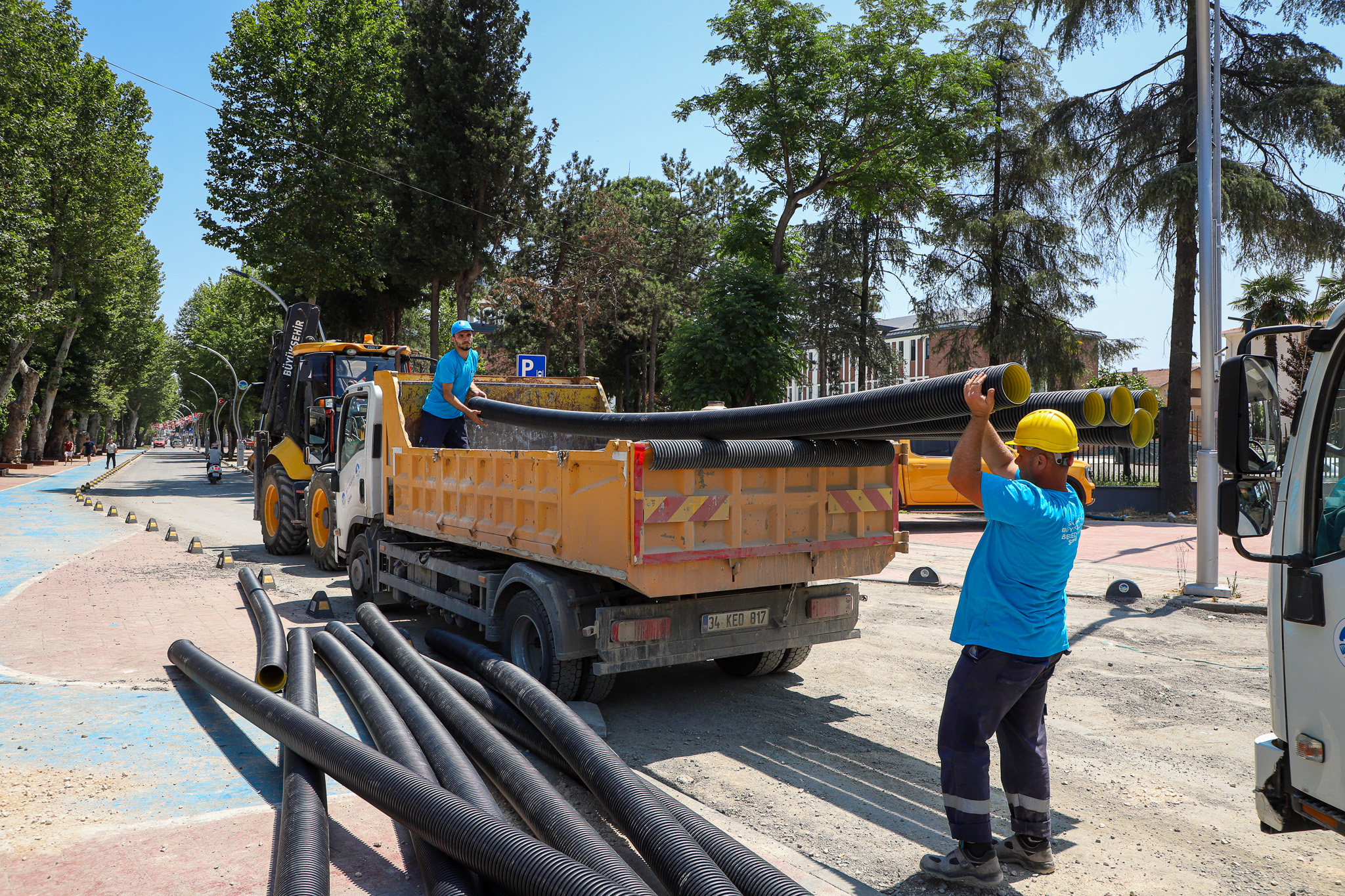 79 kişilik ekip metrobüs hattının 22 kilometrelik güçlü altyapısı için sahada