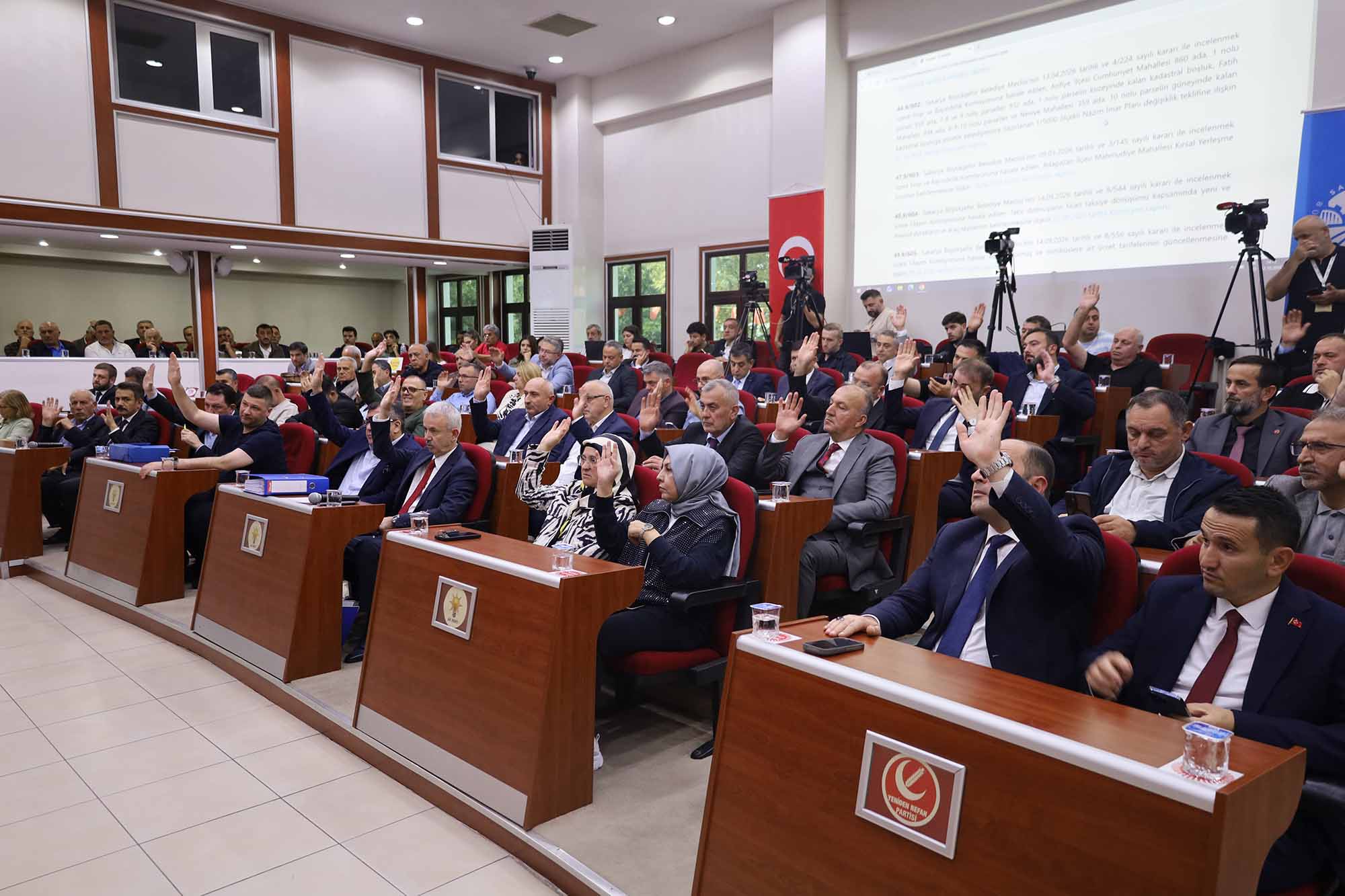 Büyükşehir Meclisi’nde tarihi karar: 153 kırmızı dolmuş taksiye dönüşüyor
