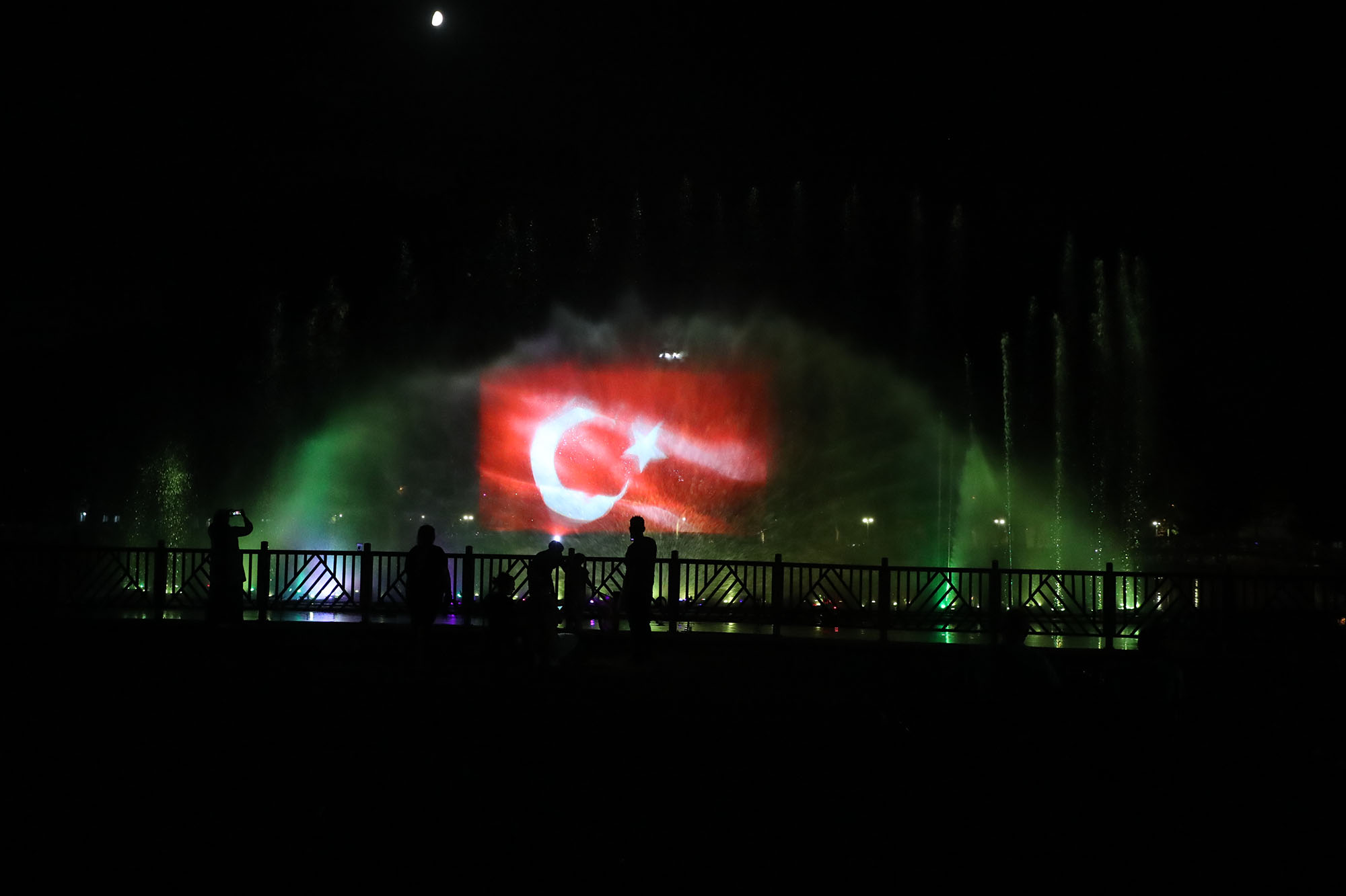 Büyükşehir 15 Temmuz gecesi hologramlı Türk Bayrağı gösterisiyle herkesi büyüledi