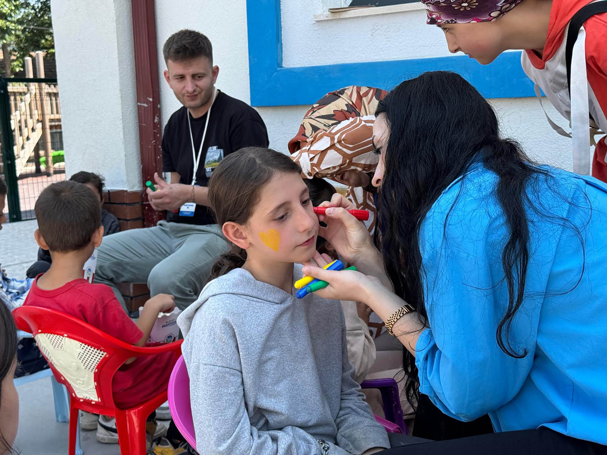 Büyükşehir’in tebessüm ekibi 5 farklı ilçede miniklere neşe götürdü: Hem eğlence hem sürpriz hediyeler…