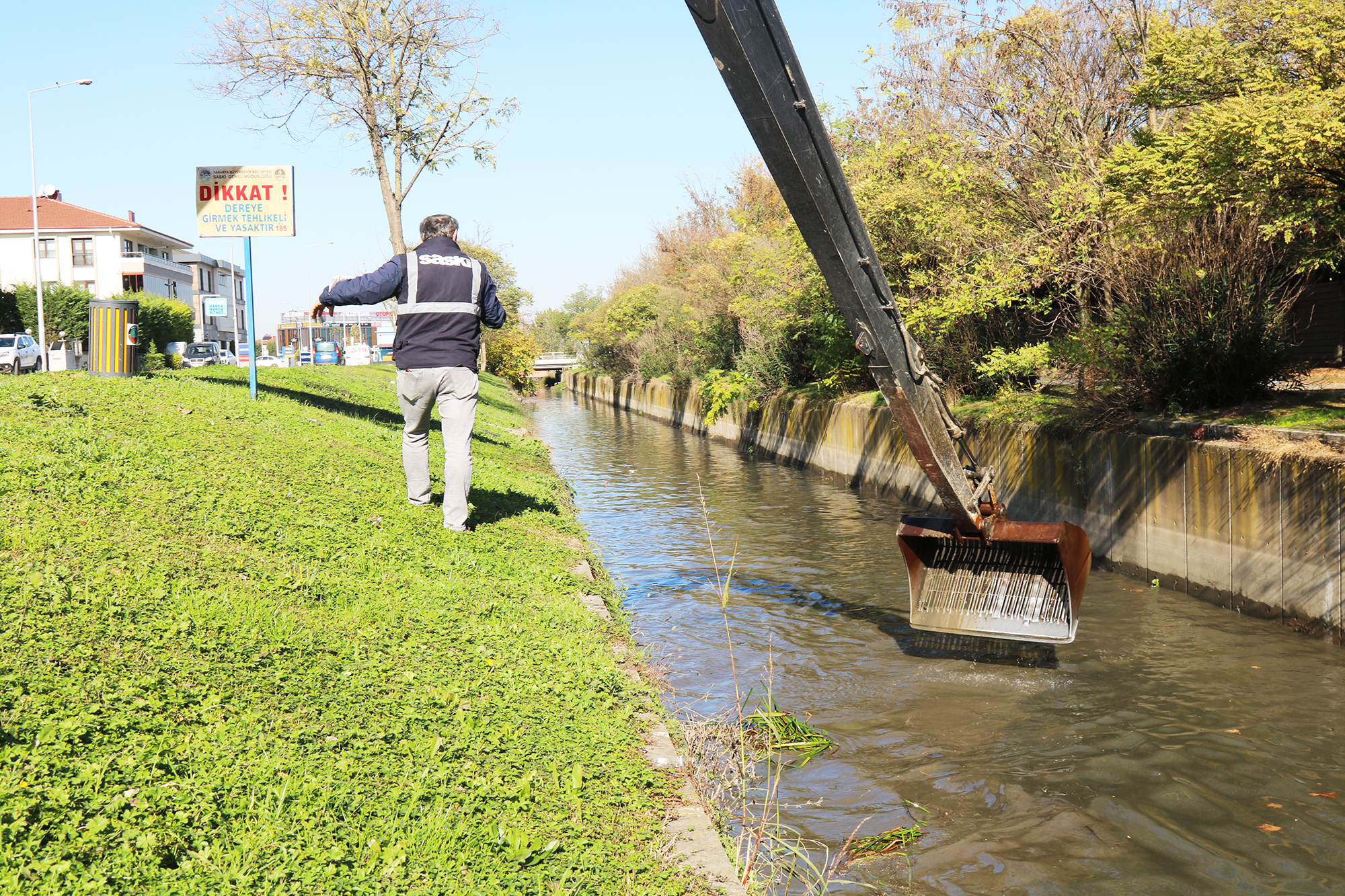 Büyükşehir Çark Deresi’ni temizliyor