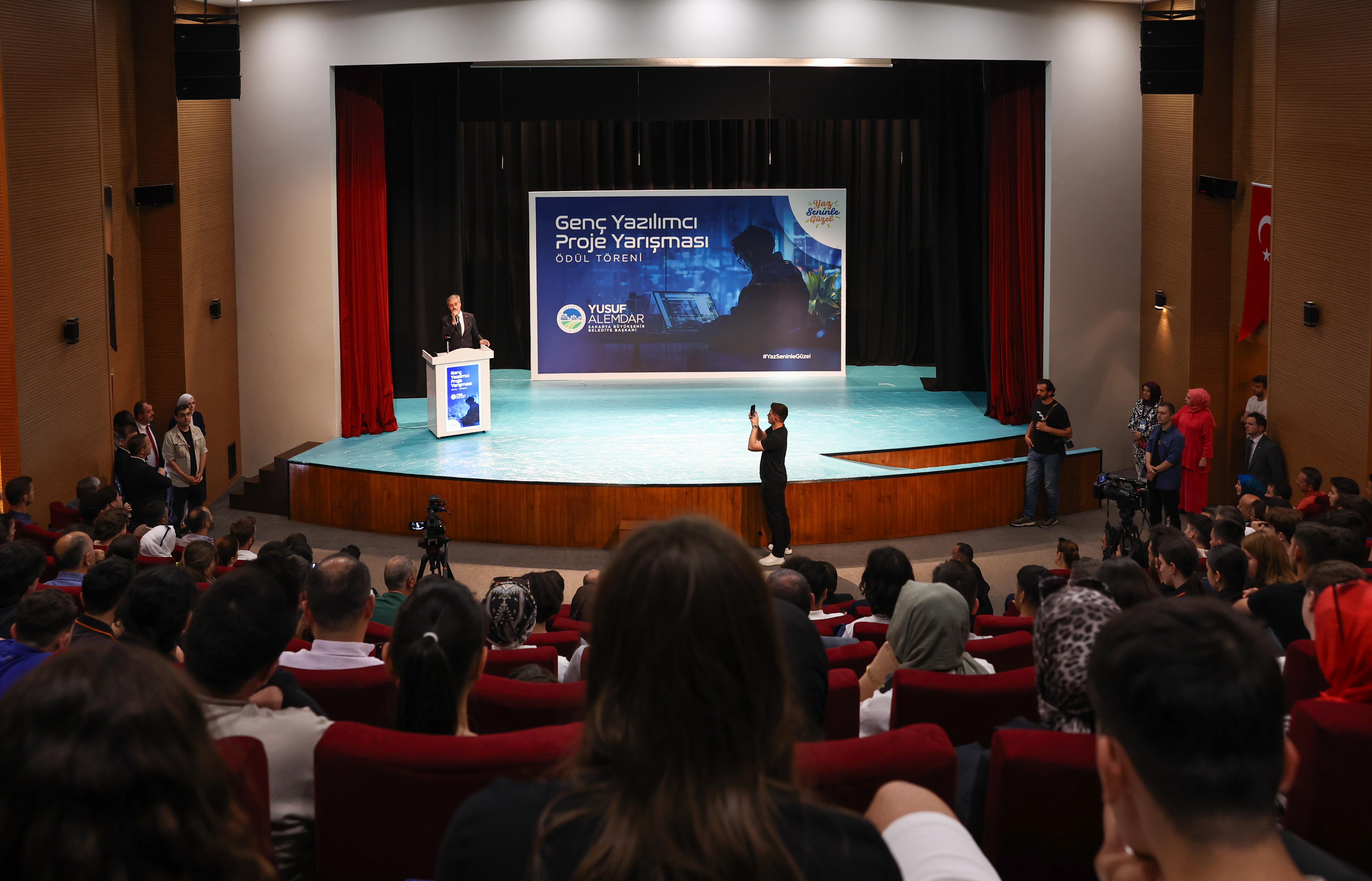 “Takip eden değil, tasarlayan, üreten, yön veren bir gençliğimiz var”
