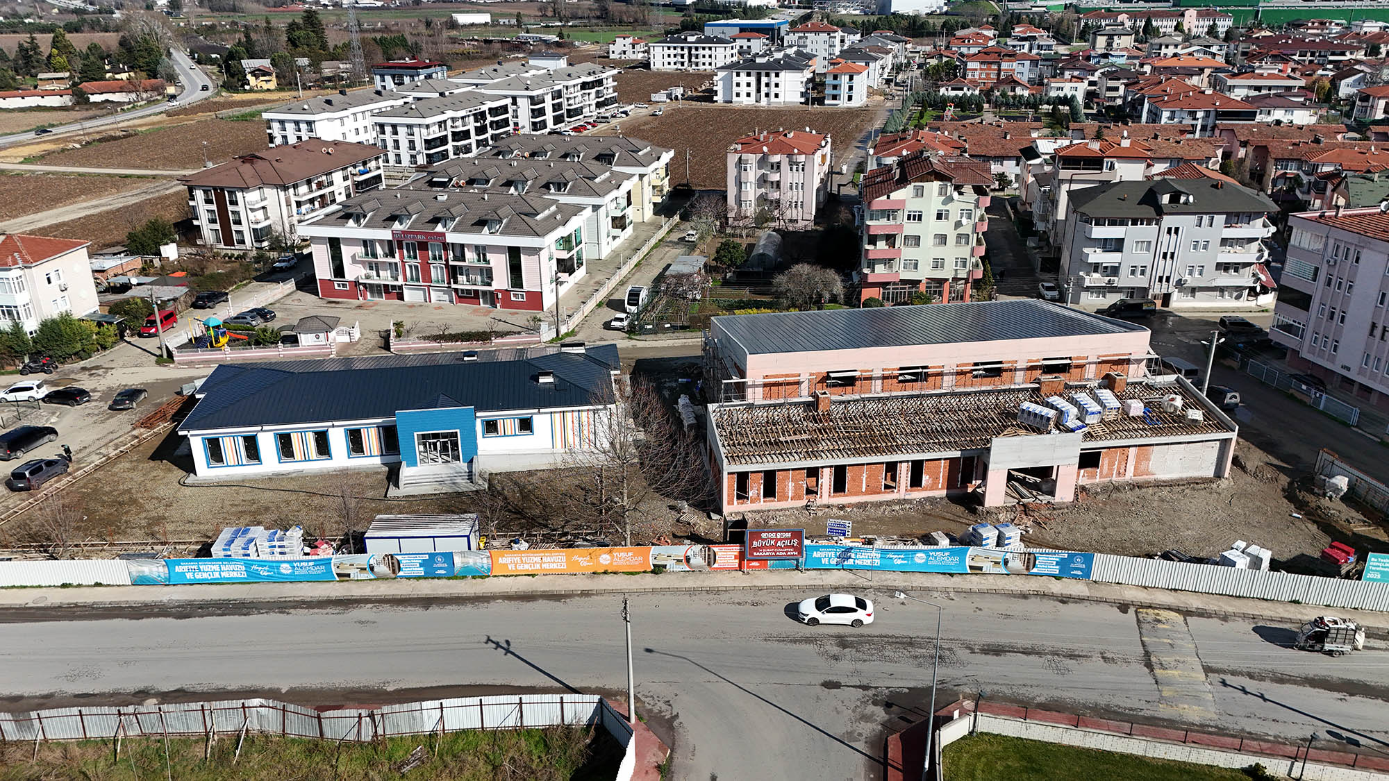 Arifiye’de binlerce genci heyecanlandıran ilerleyiş: Havuzun yaz sezonunda kapılarını açması hedefleniyor