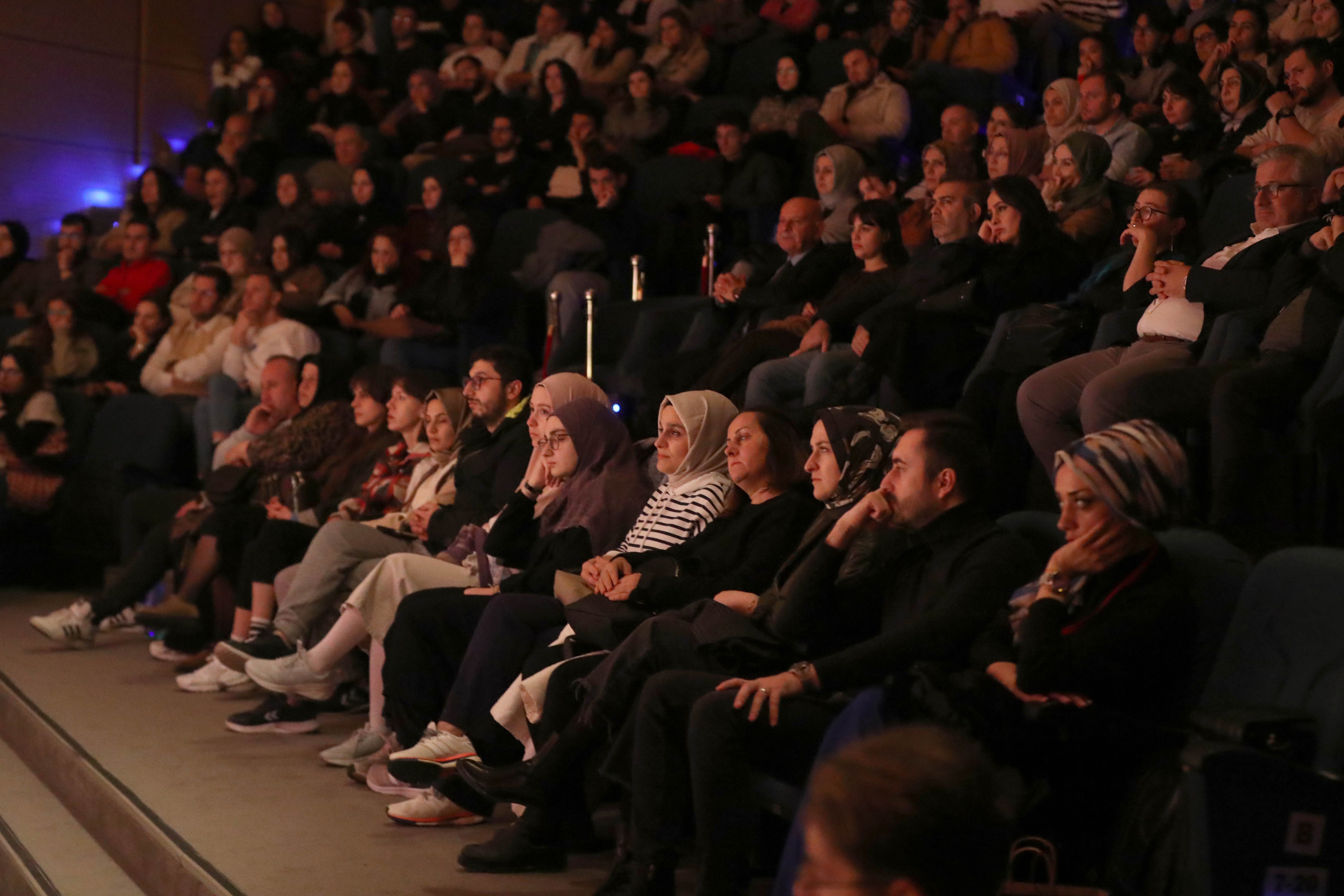 Devlet Tiyatroları’nın ‘Boş Şehir’ isimli oyunu büyük beğeni kazandı