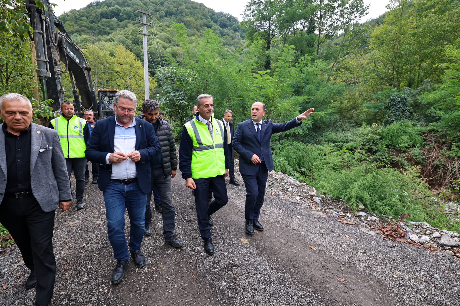Başkan Alemdar afet mesaisi için Geyve’de: “Tahribatı ortadan kaldırmak için aralıksız mesai harcıyoruz” 