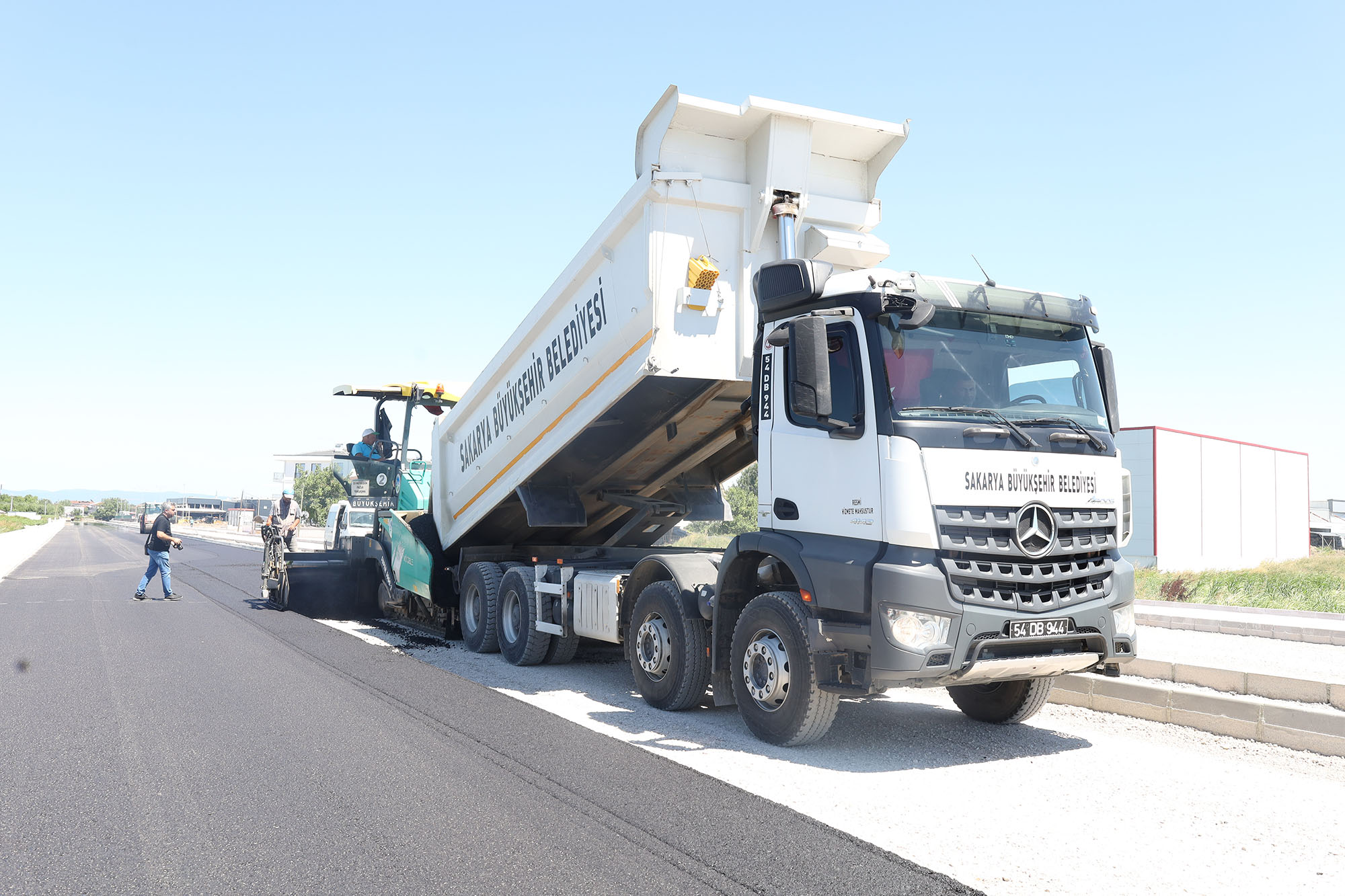 Büyükşehir Yazlık Kavşağı’nın trafik yükünü alacak duble yolda asfalt çalışmasına başladı