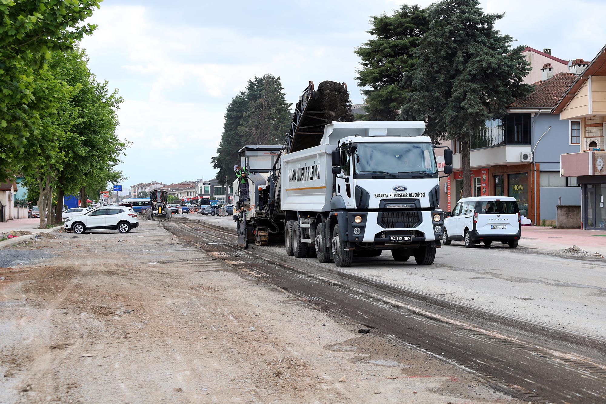 Büyükşehir Şehit Mehmet Karabaşoğlu Caddesi’nde üstyapı çalışmalarına başladı