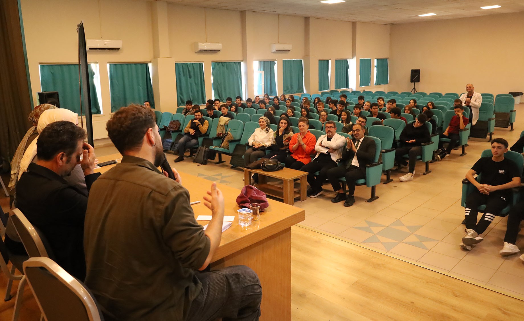 Şairler öğrencilerle en özel dizeleri paylaştı 