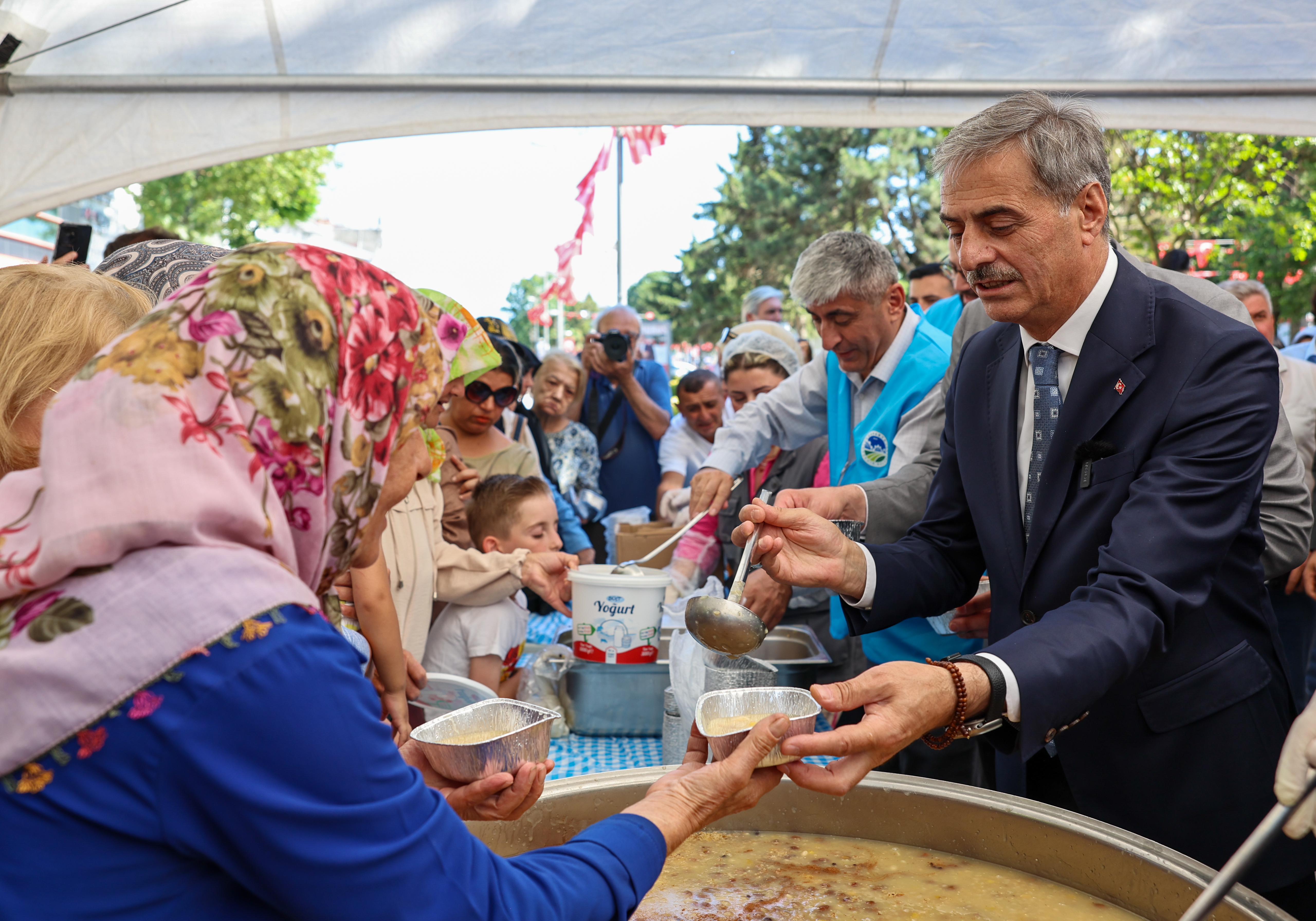 Büyükşehir bir günde 15 bin kişiye aşure bereketini ulaştırdı
