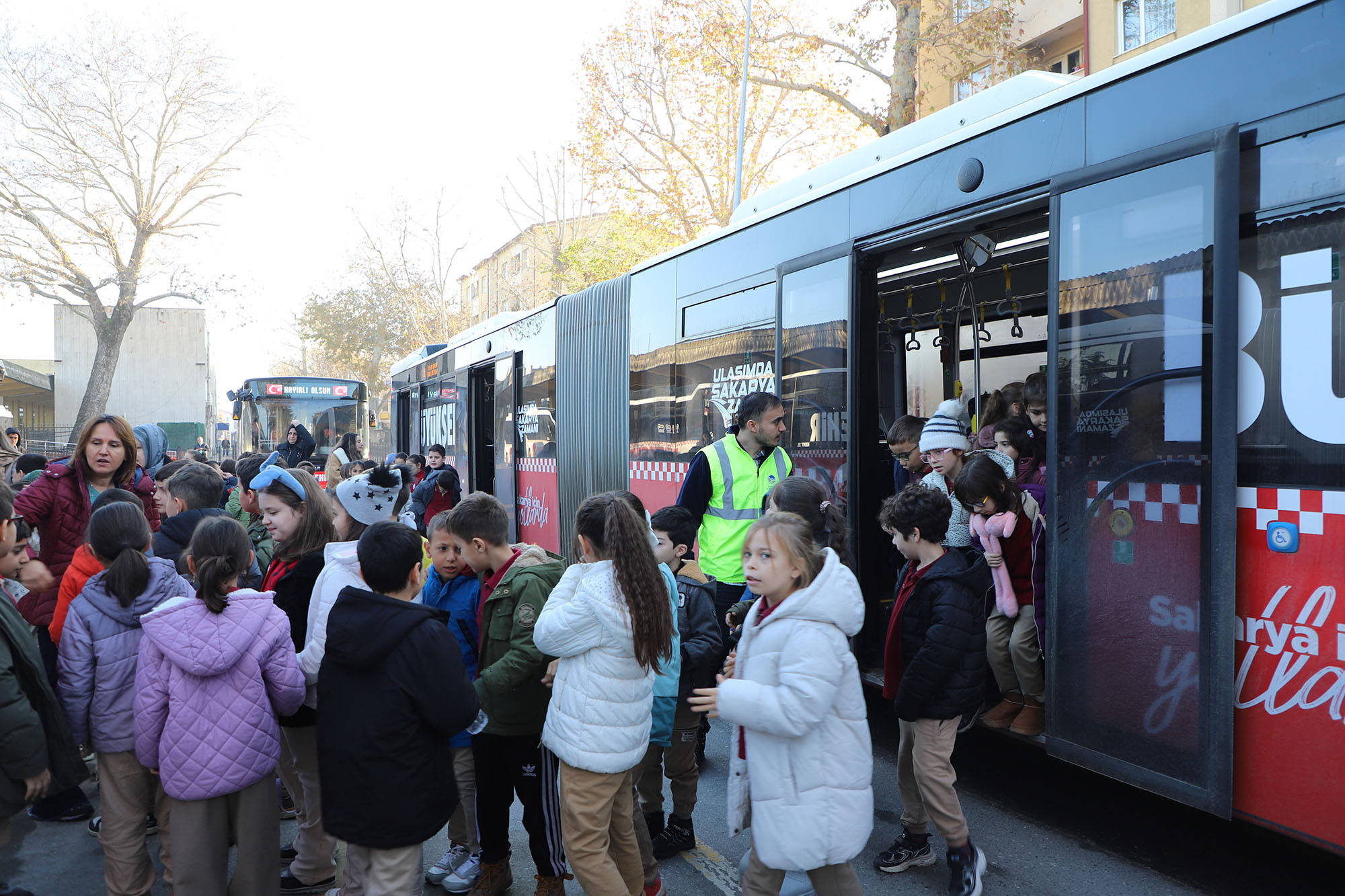 Çocuklardan yerinde toplu taşıma ve ulaşım incelemesi