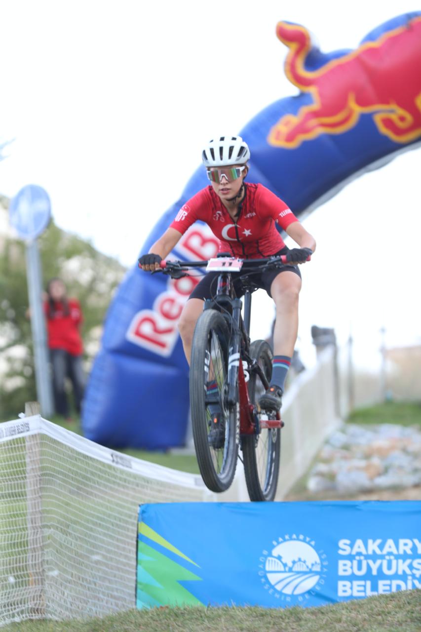 Şampiyon pedallar MTB Dünya Kupası’nda nefes kesti