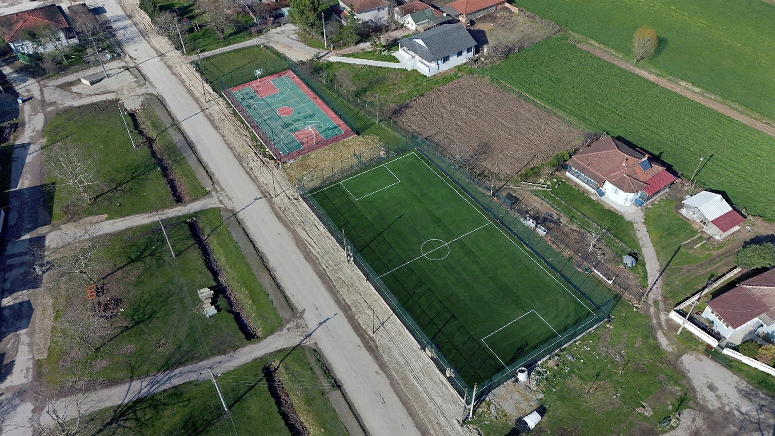 “Gençlerimizin sporla büyüyeceği 10 futbol, basketbol, voleybol sahası hazır”