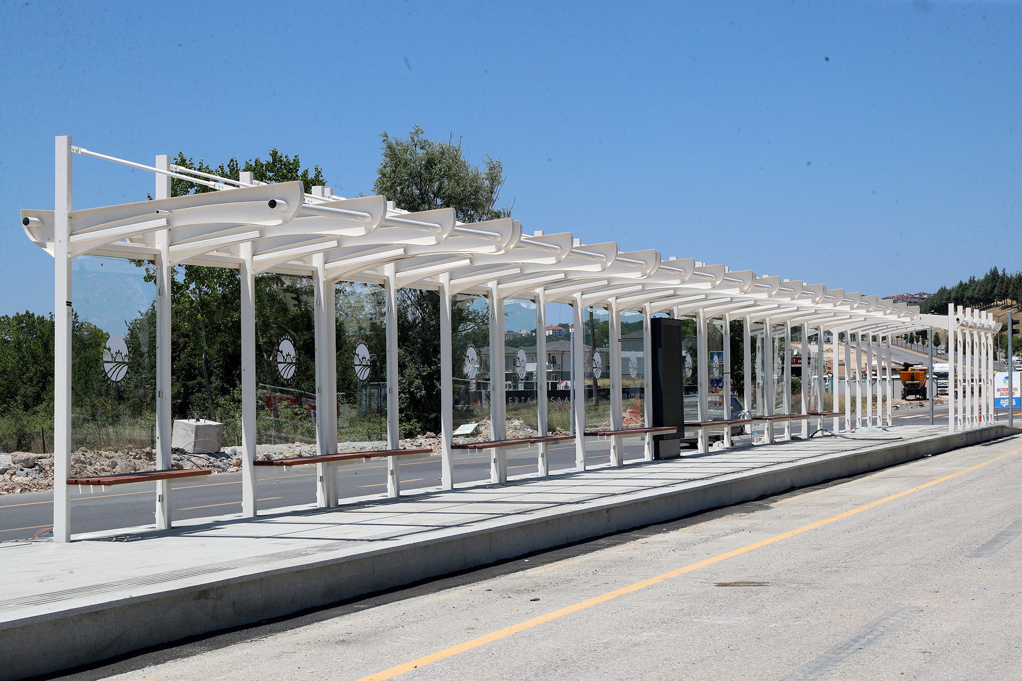 13 istasyonlu metrobüs hattında akıllı durakların montajı başladı