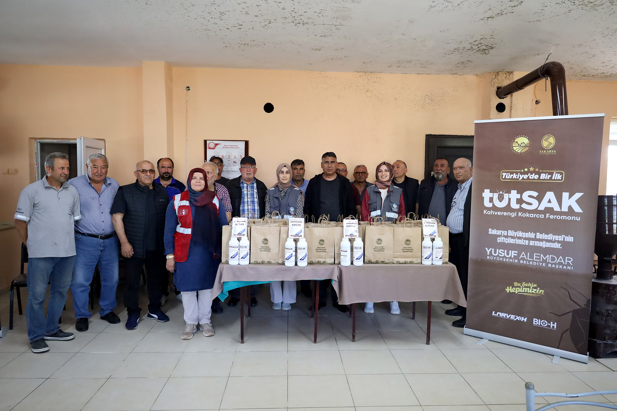 Sakarya’da kahverengi kokarca kabusuyla mücadele başladı: Büyükşehir ekibi sahada çiftçilere feromon tuzağı ulaştırıyor