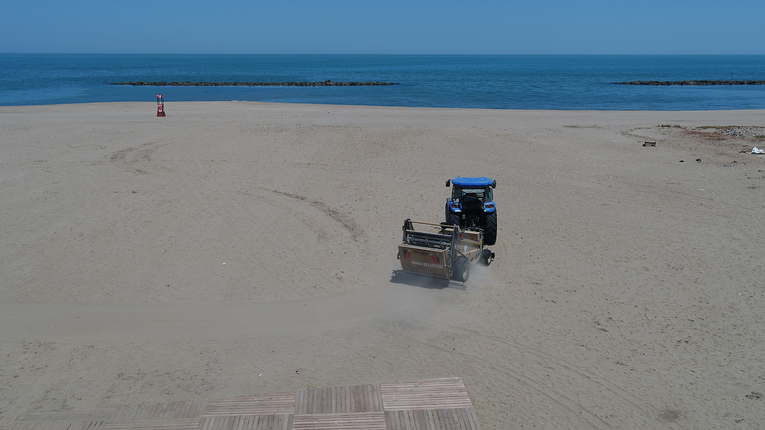 Mavi Bayraklı plajlar temizleniyor
