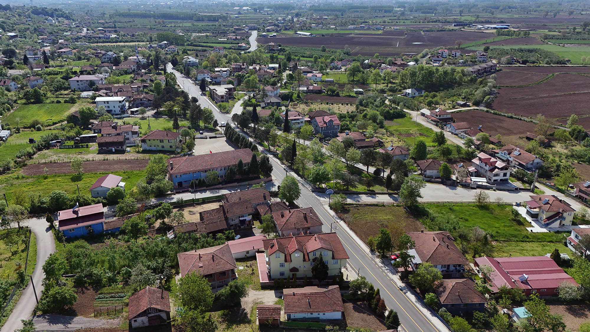 Akyazı’nın 3 mahallesi sıcak asfaltta buluştu: 8 kilometrelik güzergah sil baştan yenilendi