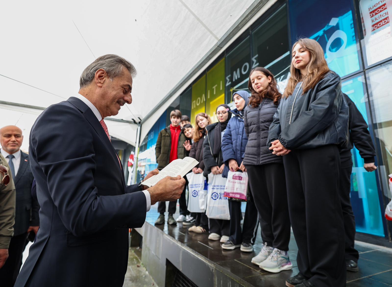 Sakarya'da çocukların 'ufkuna' ışık olacak edebiyat fuarı başladı: İlk günden binlerce misafir akın etti...