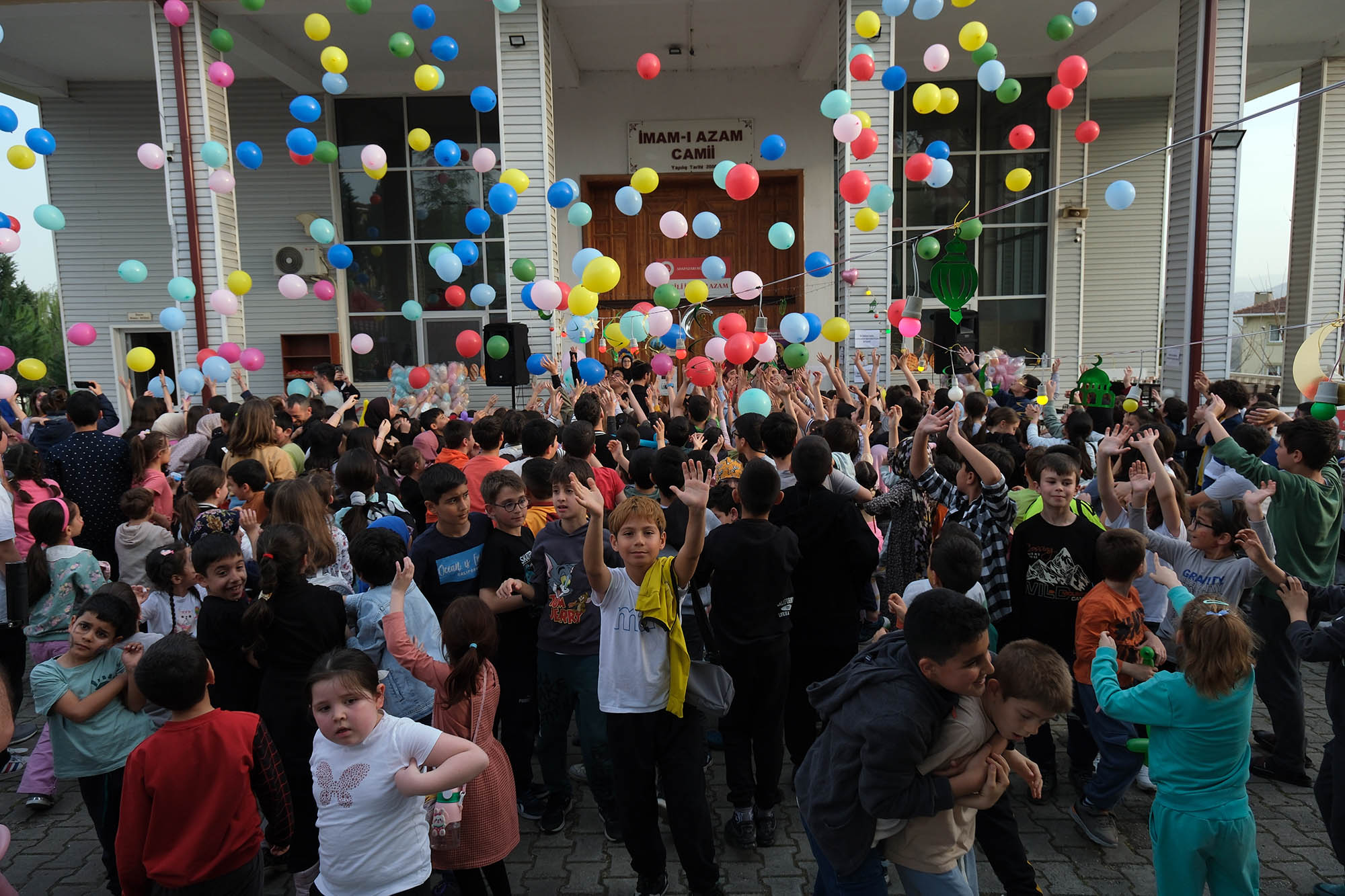 Sakarya’da Ramazan’ın neşesini şehrin dört bir yanına taşıyorlar: Gösteriler, oyunlar, ikramlar…