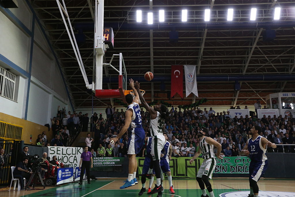 Dev Adamlar seriye galibiyetle başladı