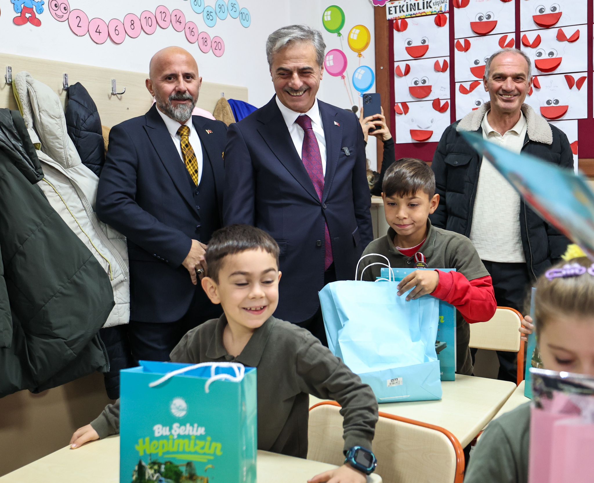 Yusuf Alemdar çocukların karne sevincini paylaştı: “Geleceğe doğru attığınız her adımda yanınızda biz olacağız”