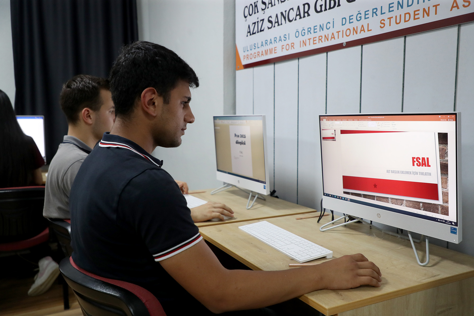 Büyükşehir gençlerin geleceğine yatırım yapıyor: Başkan Alemdar sözünü tuttu, bilgisayarlar kuruldu